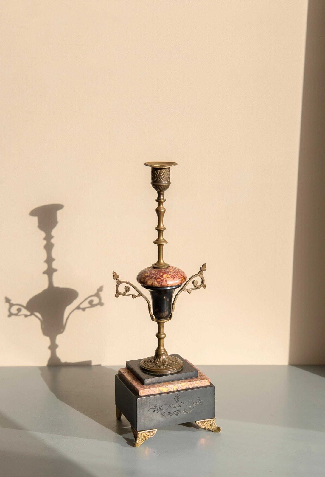 Antieke Franse Marmeren En Messing Kandelaars   Napoleon III   Schoorsteendecoratie   Set Van Twee photo vinterior