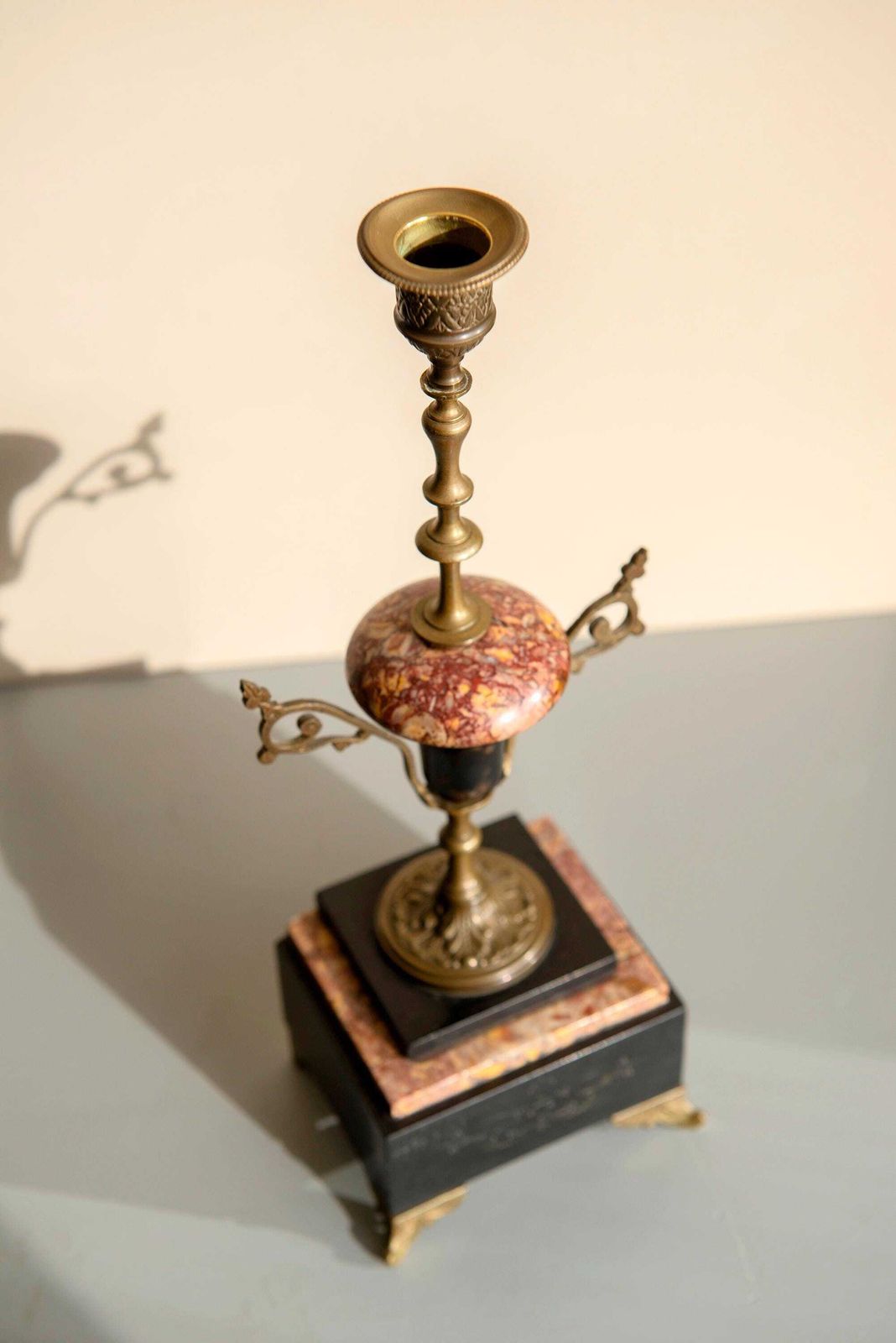 photo furniture Antieke Franse Marmeren En Messing Kandelaars   Napoleon III   Schoorsteendecoratie   Set Van Twee