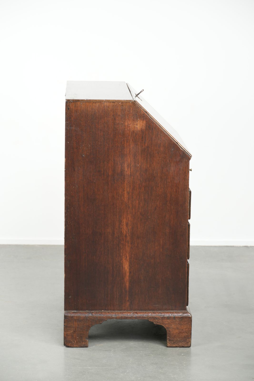 Subtiel Antiek Engels Eiken Secretaire Uit De 18e Eeuw Met Een Fraai Getrapt Interieur. photo vinterior