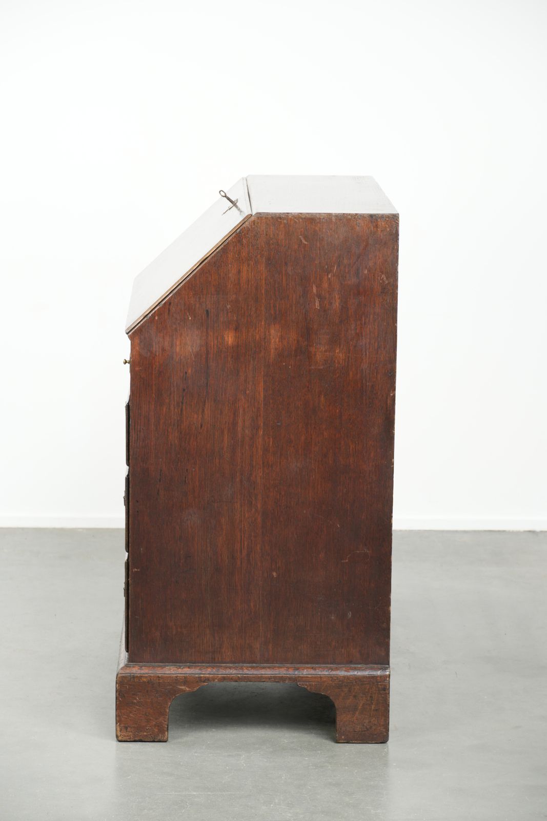 Subtiel Antiek Engels Eiken Secretaire Uit De 18e Eeuw Met Een Fraai Getrapt Interieur. photo vintage
