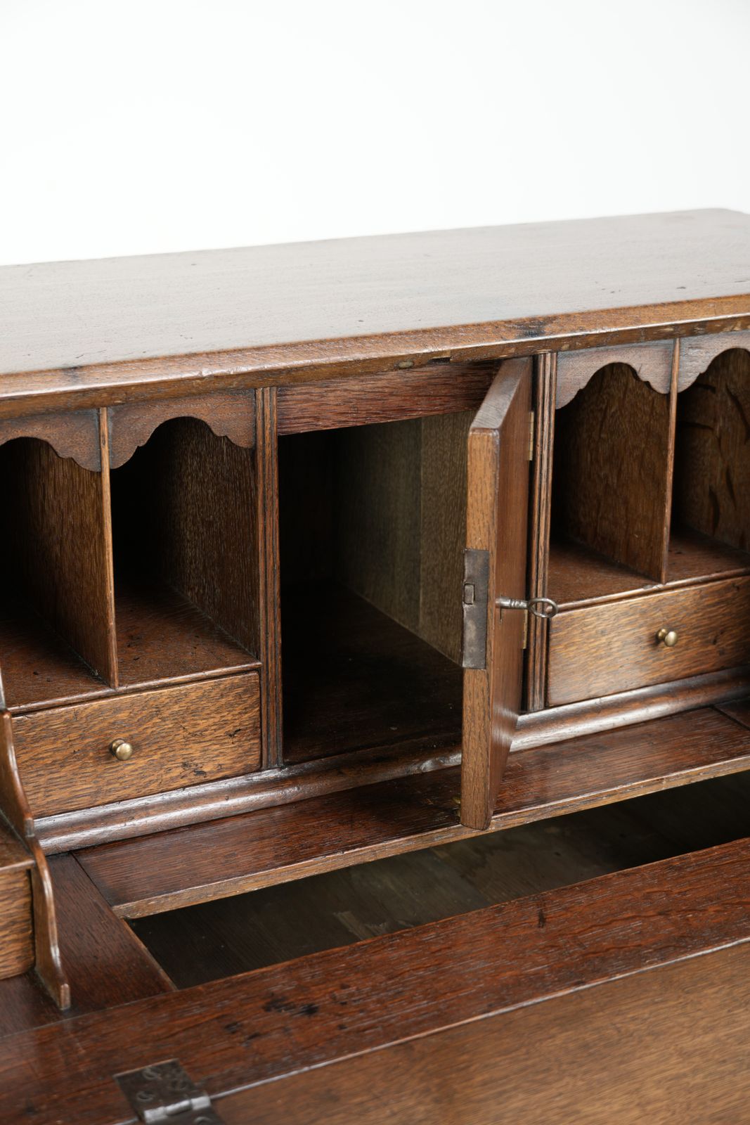 photo for sale Subtiel Antiek Engels Eiken Secretaire Uit De 18e Eeuw Met Een Fraai Getrapt Interieur.