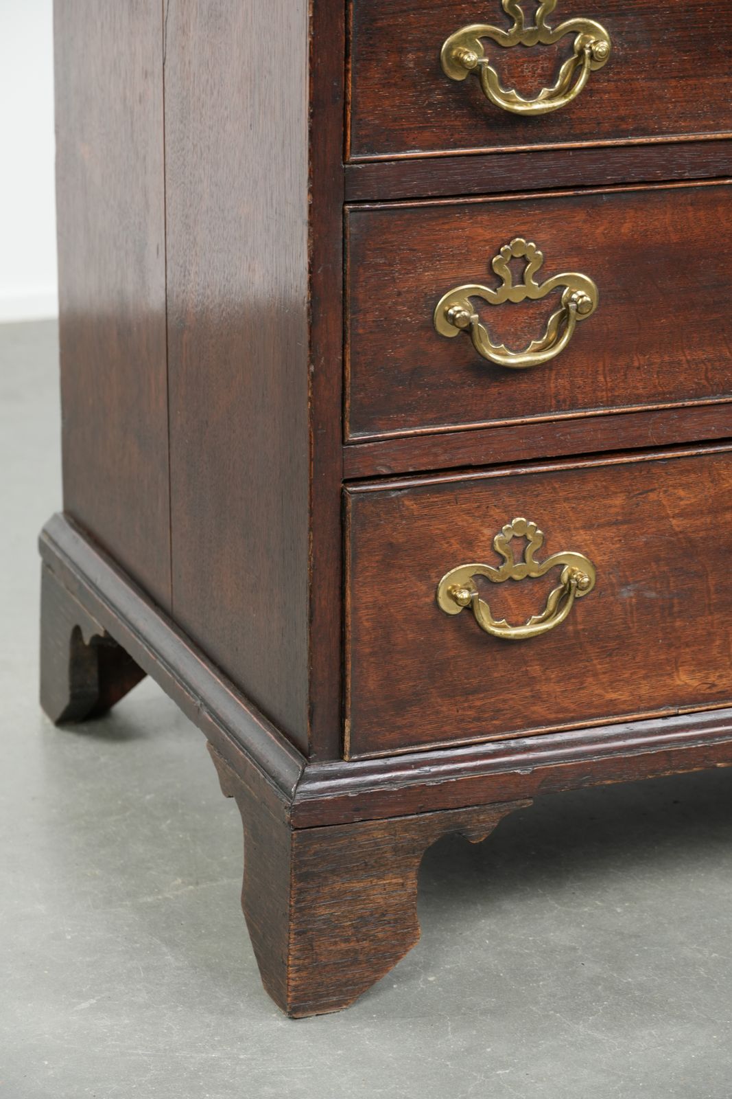 photo vinterior Beautiful Antique English Secretary Desk From The 18th Century Made Of Oak With Original Fittings And 6 Drawers.