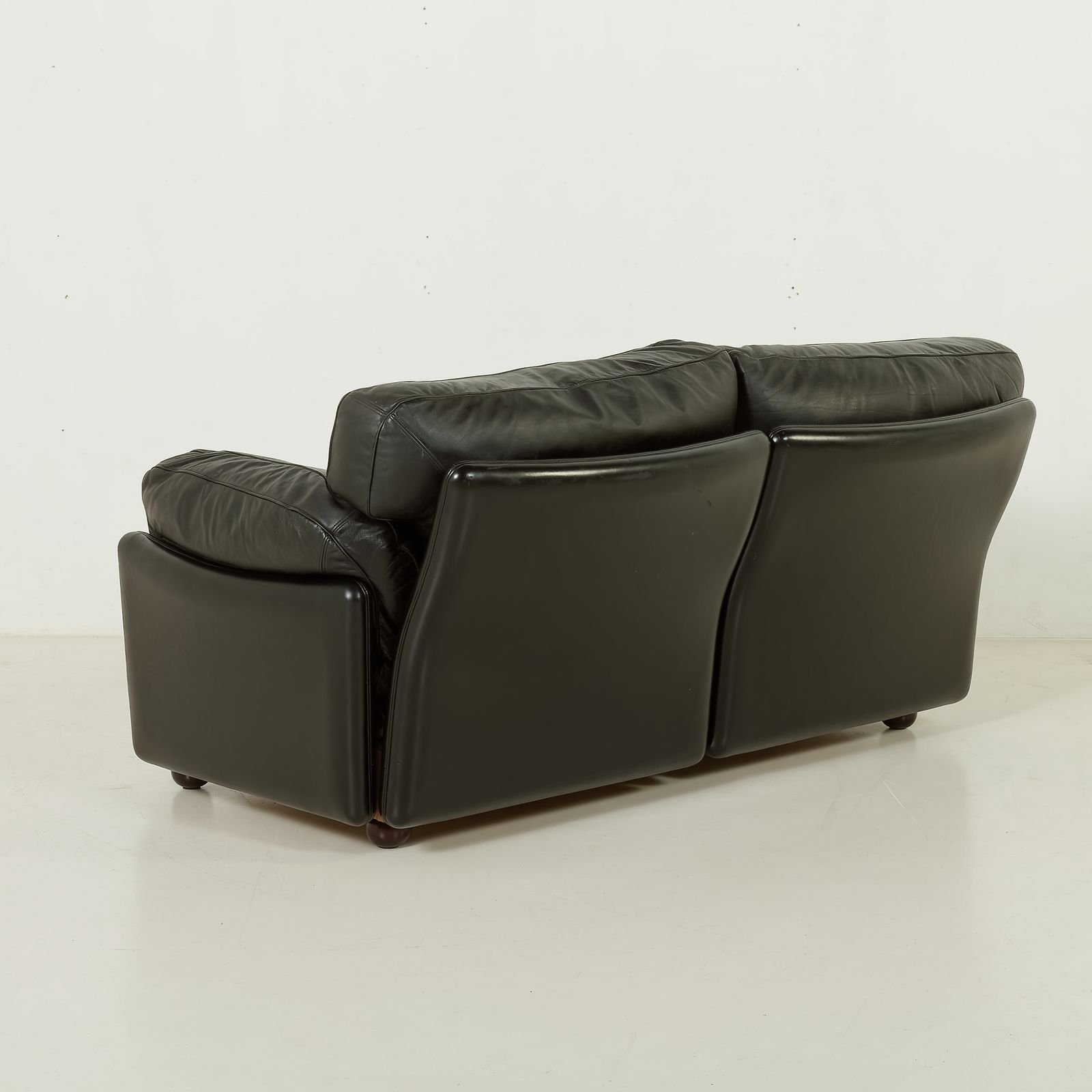 Poppy 2 Seater Leather Sofa By Tito Agnoli For Poltrona Frau, 1970s photo vintage
