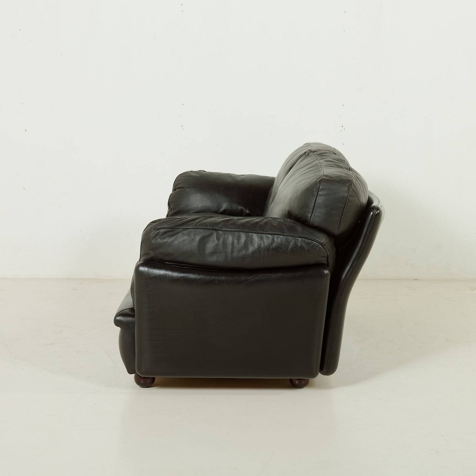 photo furniture Poppy 2 Seater Leather Sofa By Tito Agnoli For Poltrona Frau, 1970s