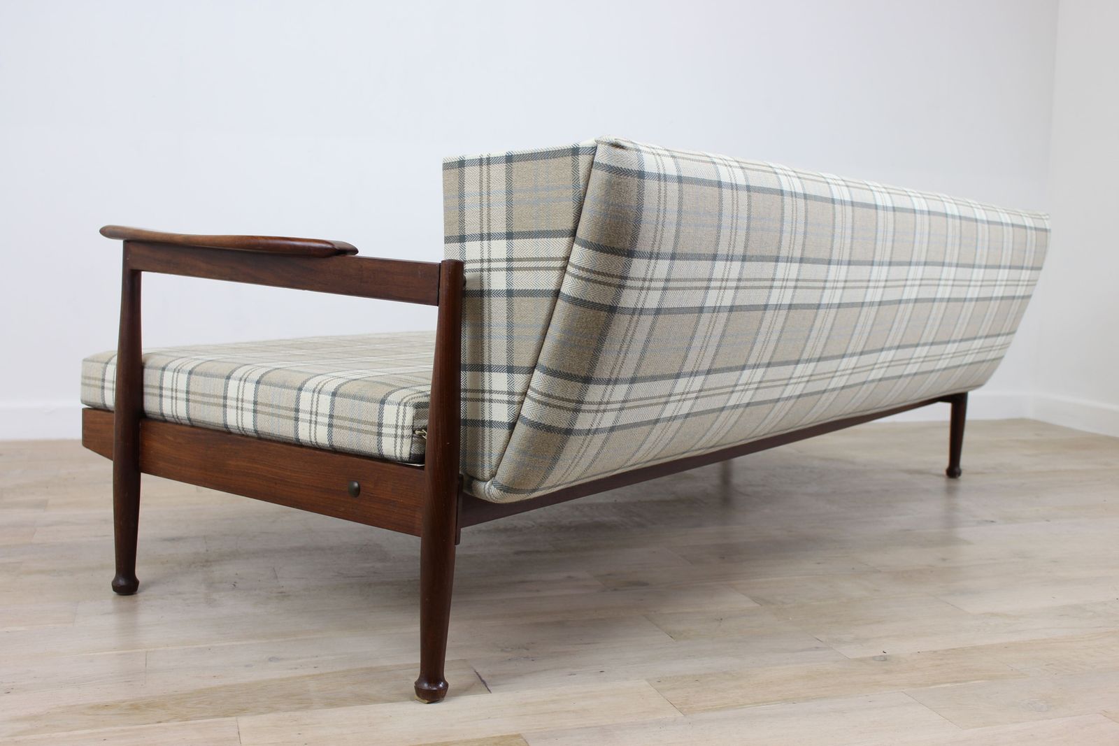 1600.0 Guy Rogers Manhattan Studio Sofa photo