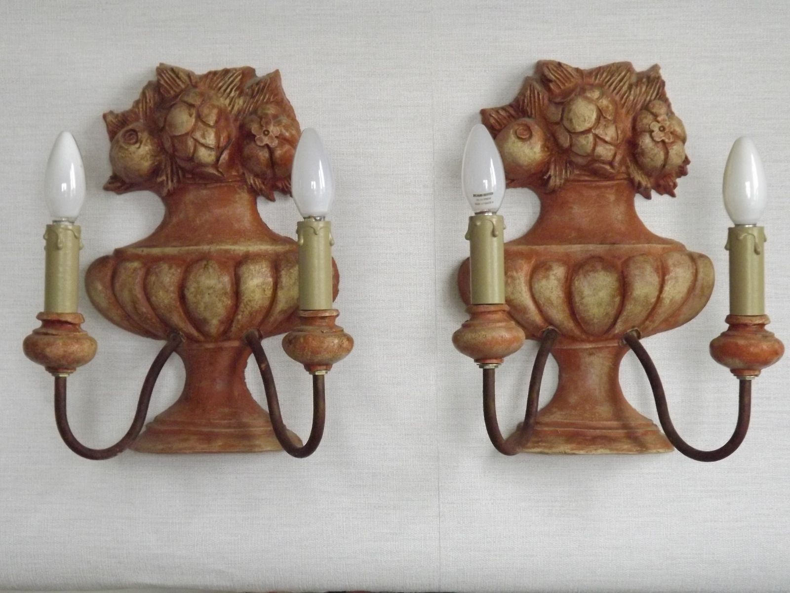 Rare grande paire d'appliques doubles françaises en terre cuite, urnes aux corbeilles de fruits photo furniture