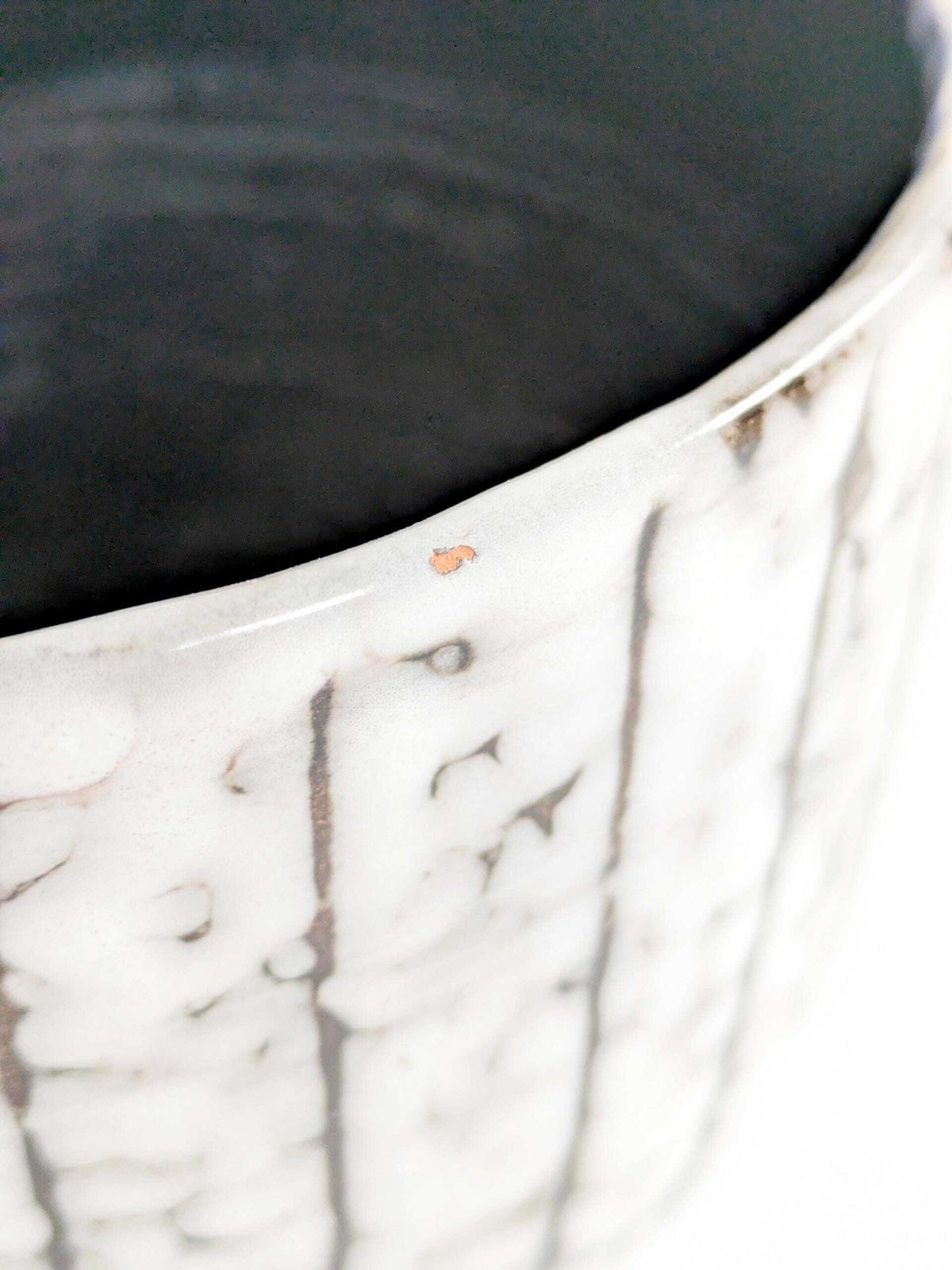 photo for sale Vintage Hongaarse Majolica Bloempot, Witgekalkte Glazuur, Sgraffito Motieven, Mid Century Keramiek