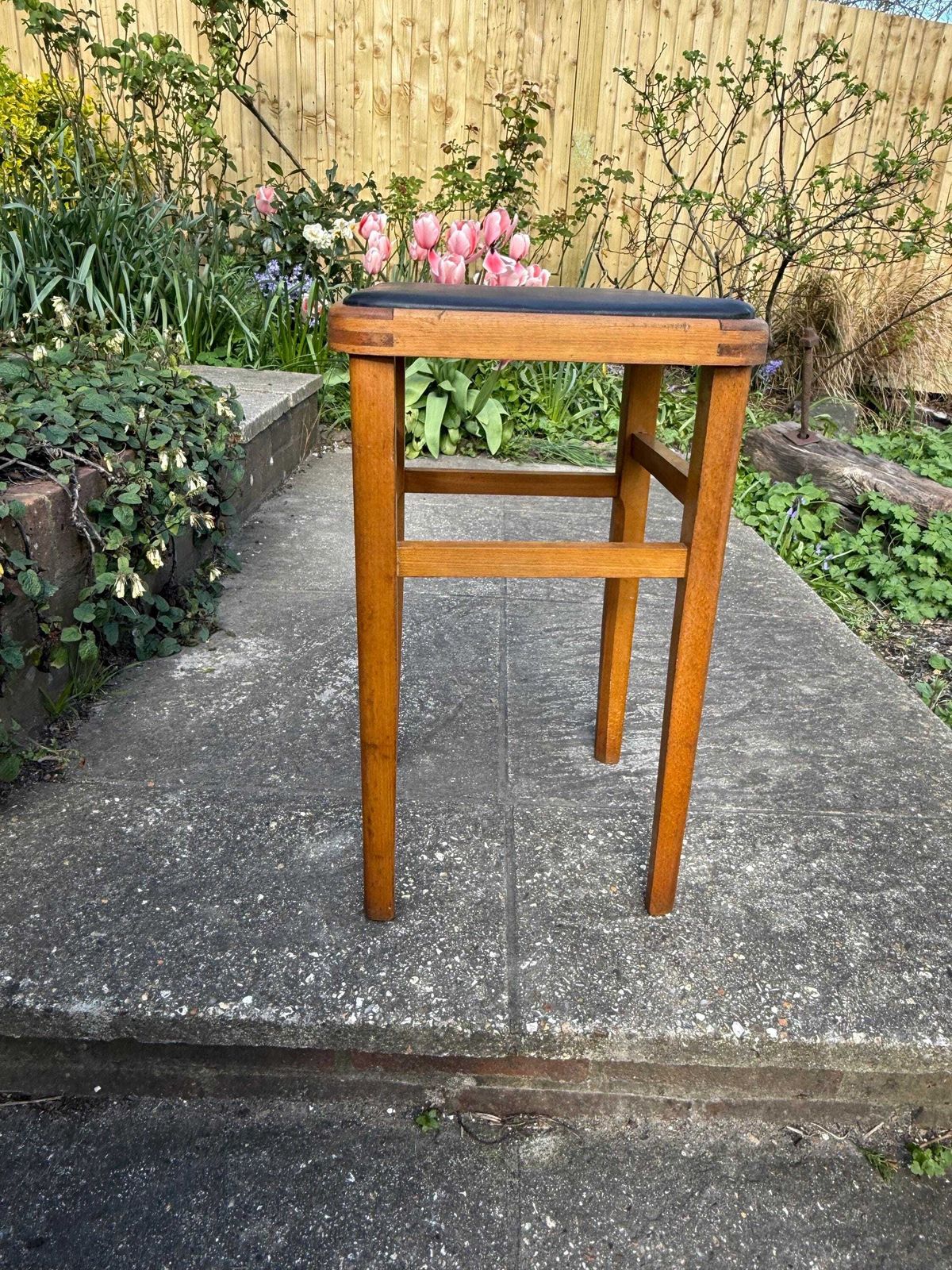 photo vintage Mid Century Wooden Stool With Black Vinyl Seat – Retro Occasional Stool 1960s