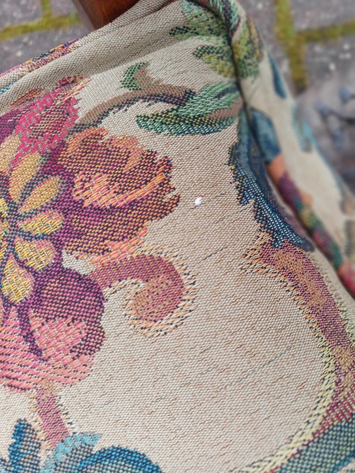 photo vintage Antique Arts And Crafts Style Beech Occasional Chair Fretwork Back Bentwood Arms Floral Cushion Vintage Armchair Seat.
