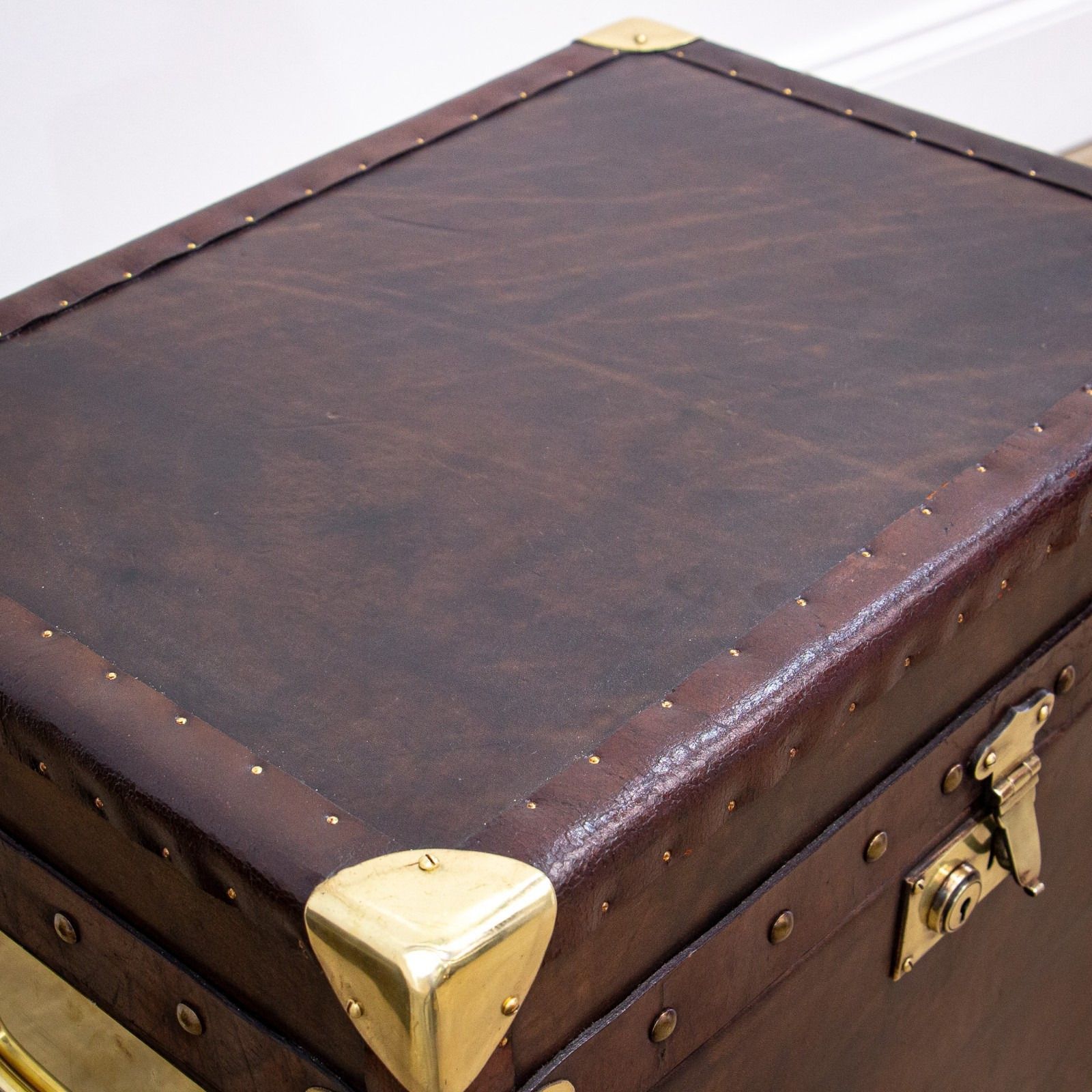 photo vinterior Pair Of Leather Trunks Or Storage Boxes