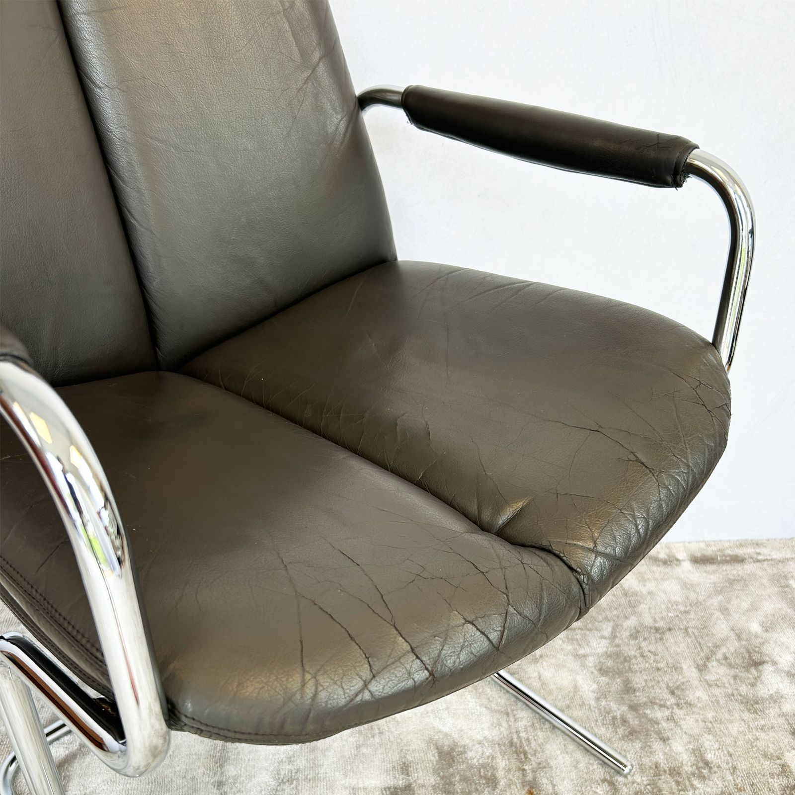 photo furniture Eleganza Cantilever Armchair By Tim Bates For Pieff, Chrome And Leather, 1970s
