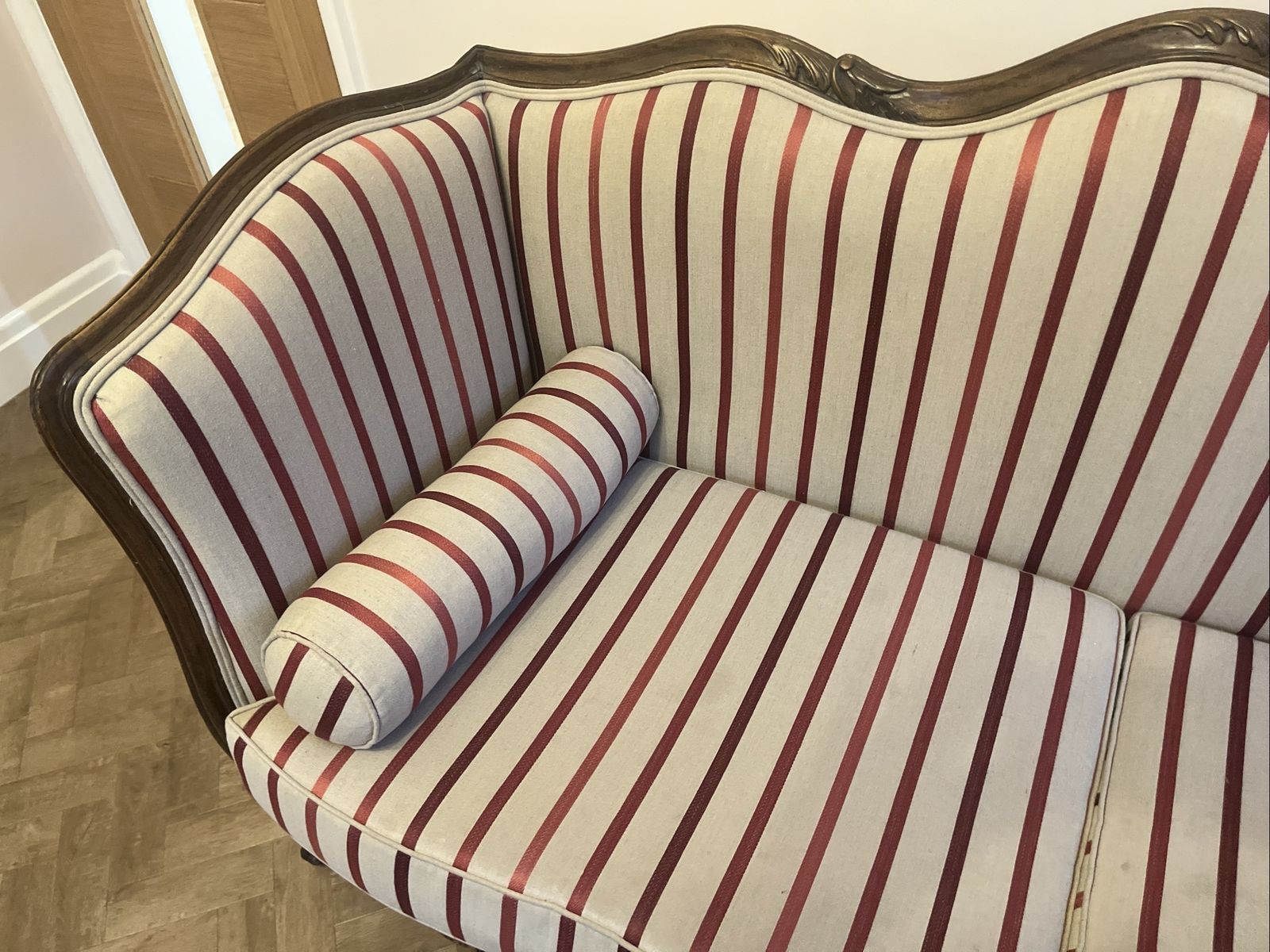 photo vinterior French Style Carved Wood Sofa / Canapé