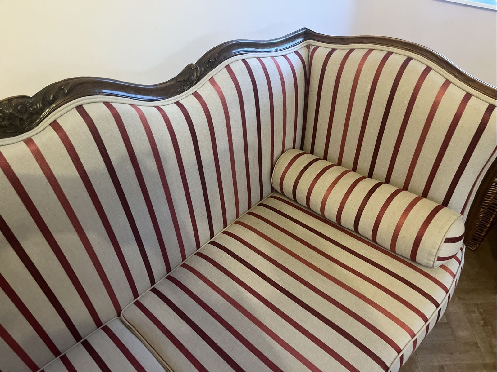 photo vintage French Style Carved Wood Sofa / Canapé