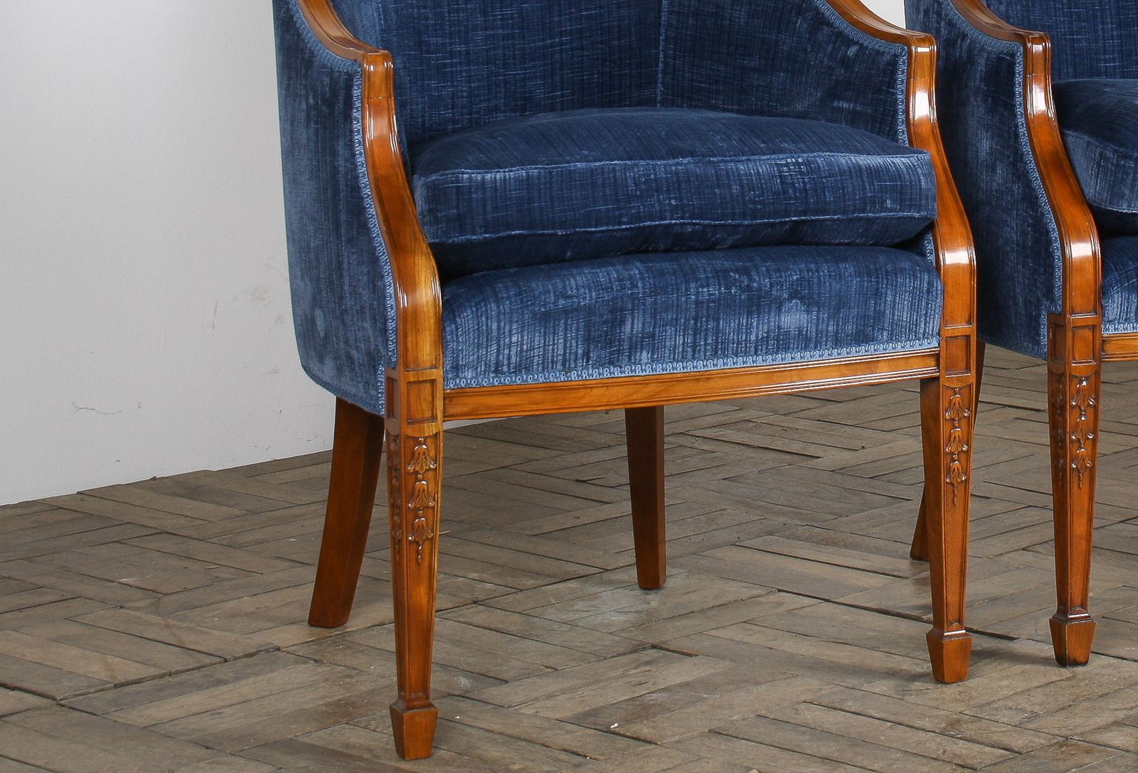 photo vintage A Exquisite Pair Of Tub Chairs In Royal Blue By Fine Furniture Maker Arthur Brett