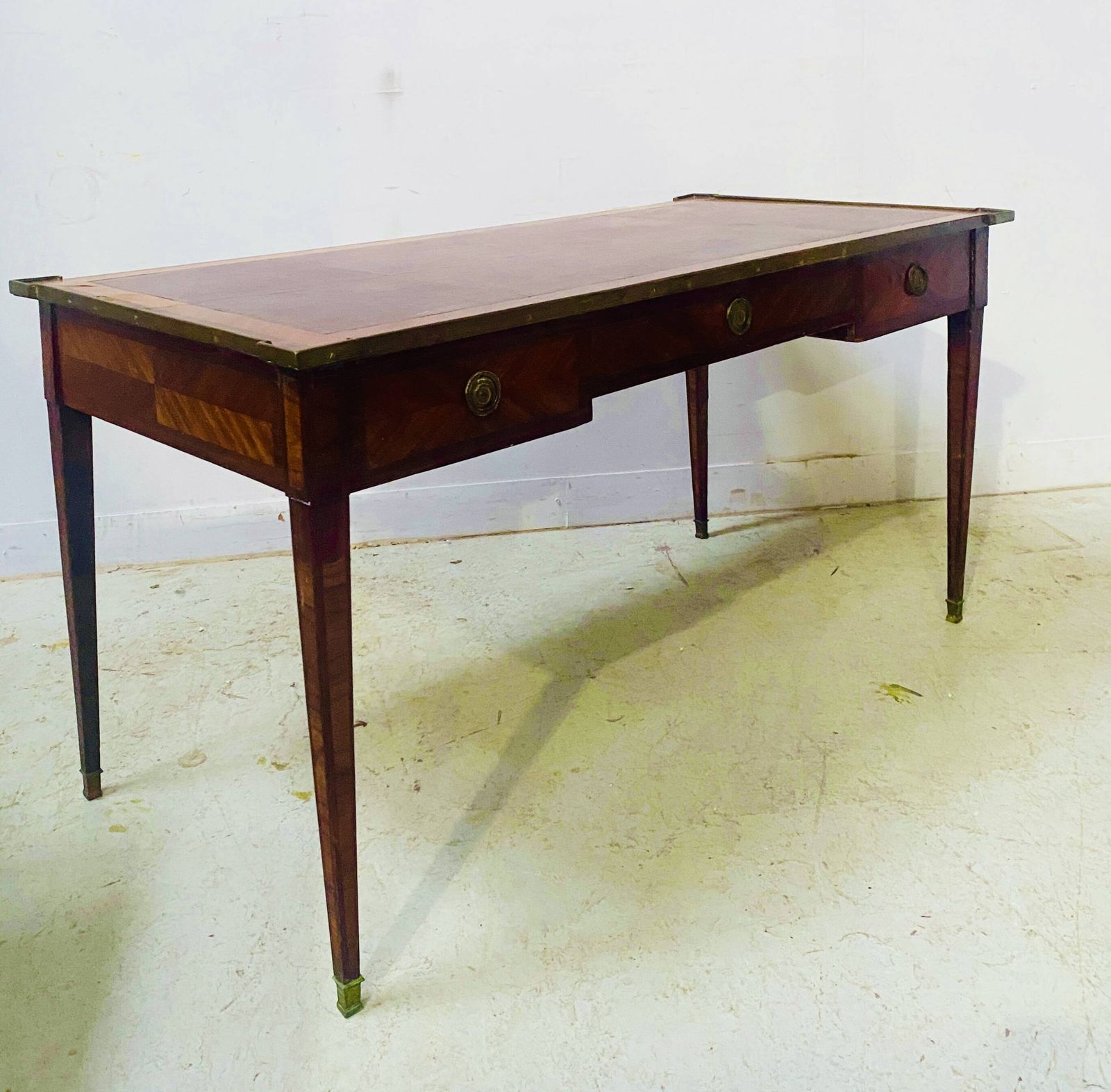 2550.0 Louis XVI Flat Desk In Mahogany And Rosewood Veneer, 18th Century. photo