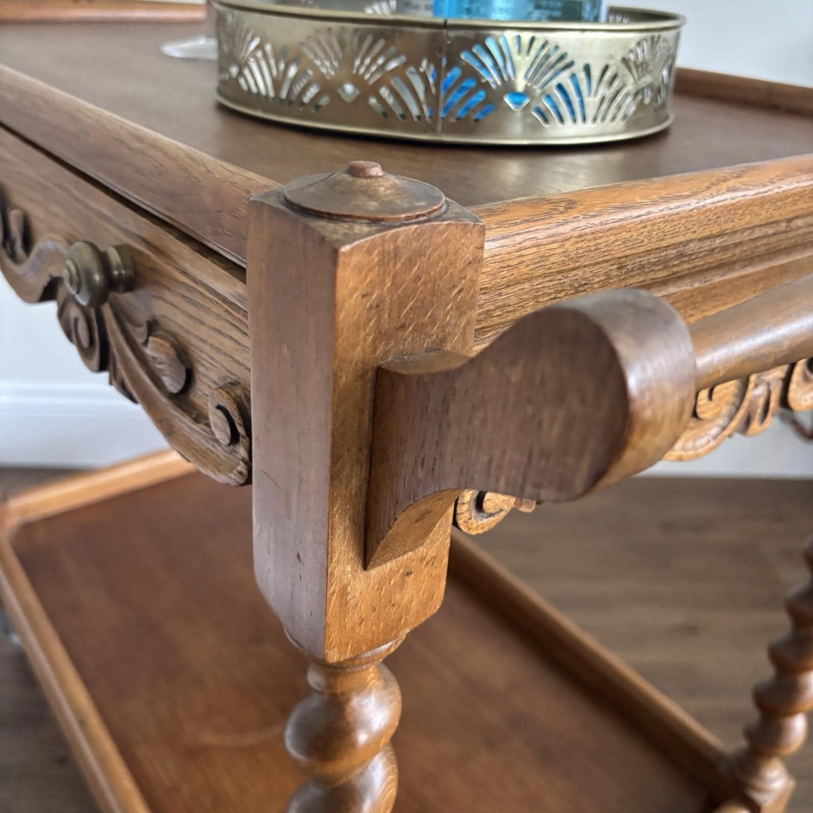photo vintage Vintage Wooden Drinks Trolley With Carved Detail, Bar Cart On Castors