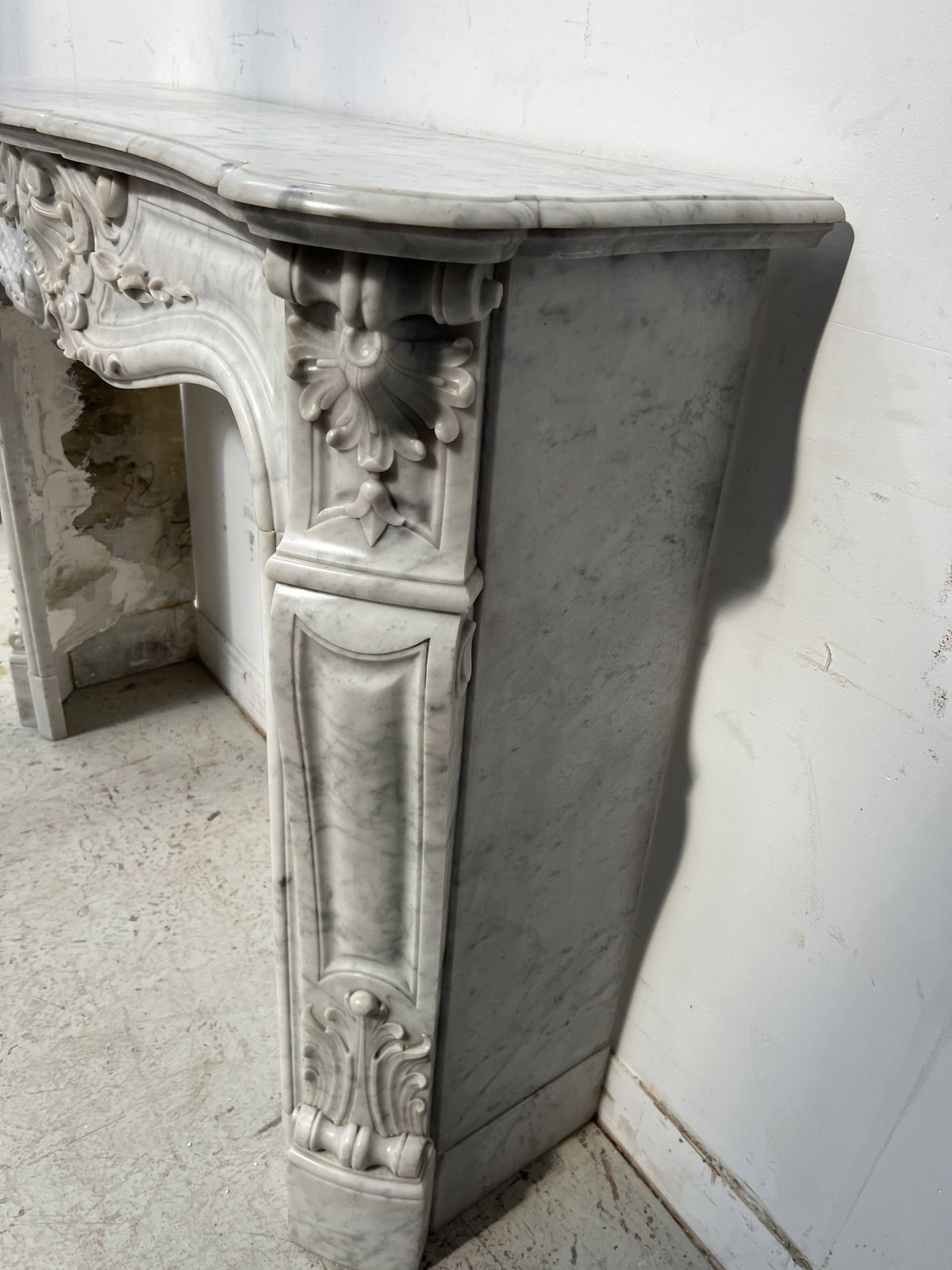 Louis XV Style White Carrara Marble Fireplace, 19th Century. photo vinterior