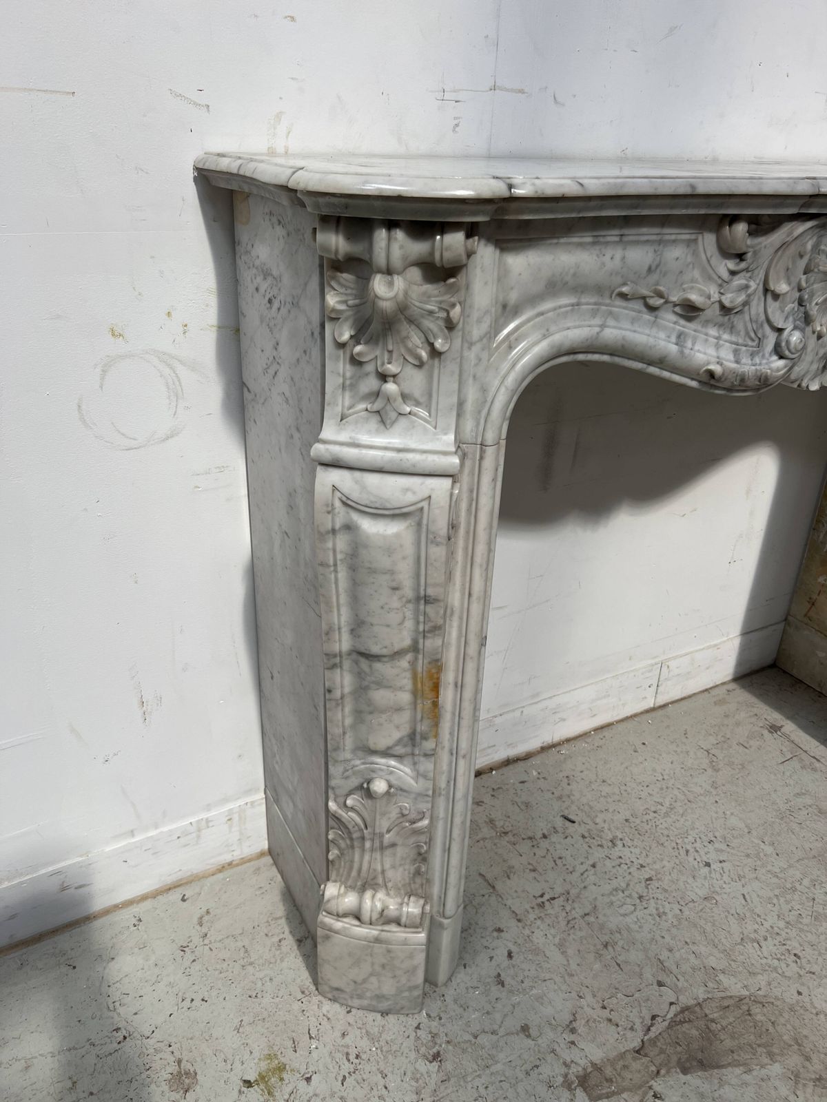 photo vintage Louis XV Style White Carrara Marble Fireplace, 19th Century.