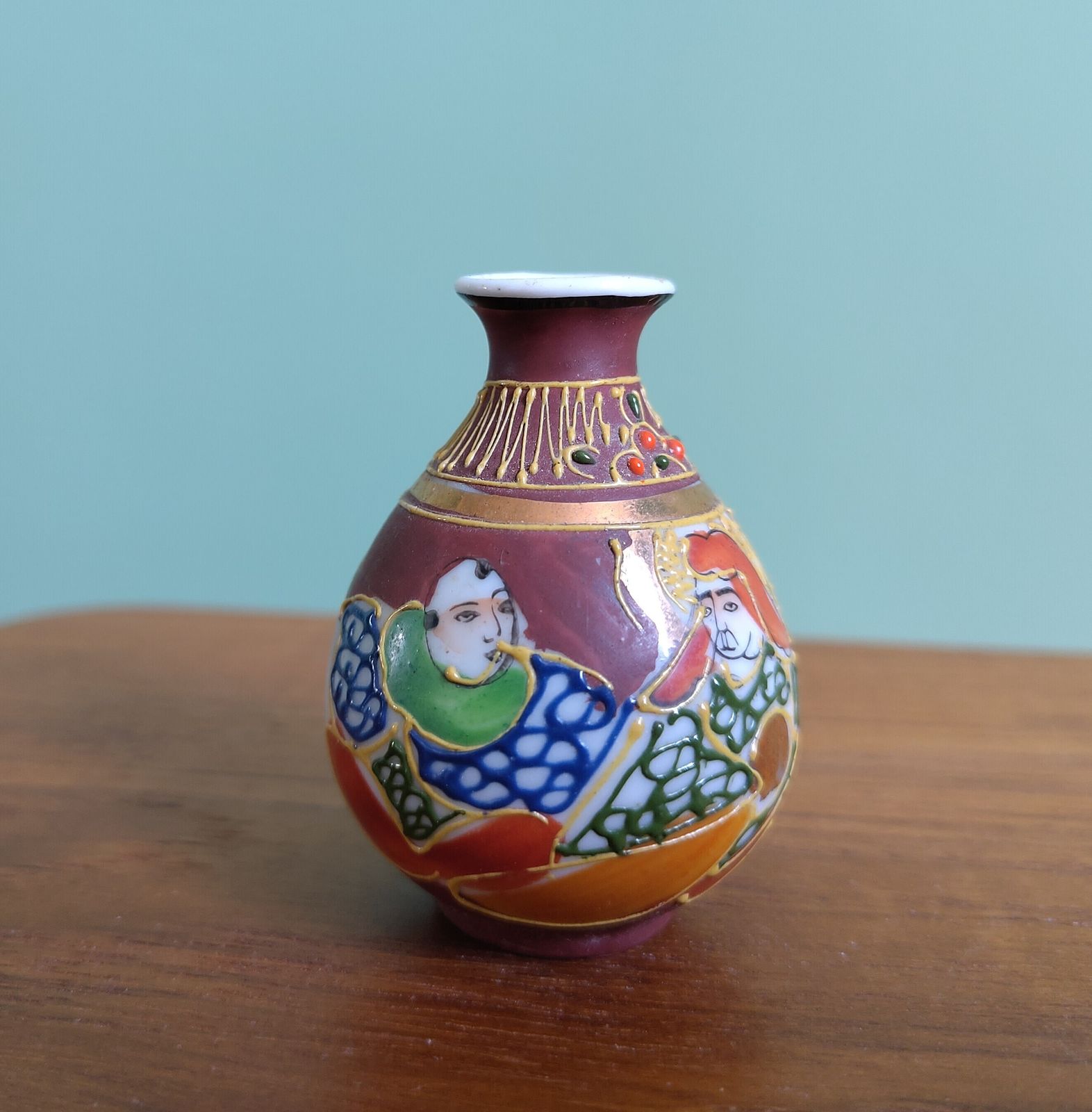 Republic‑Period Chinese Miniature Solifleur Vase (C. 1920s–1940s)  Finely Painted Figures • Bright Gold Detailing • Distinctive Studio Mark photo 265.0