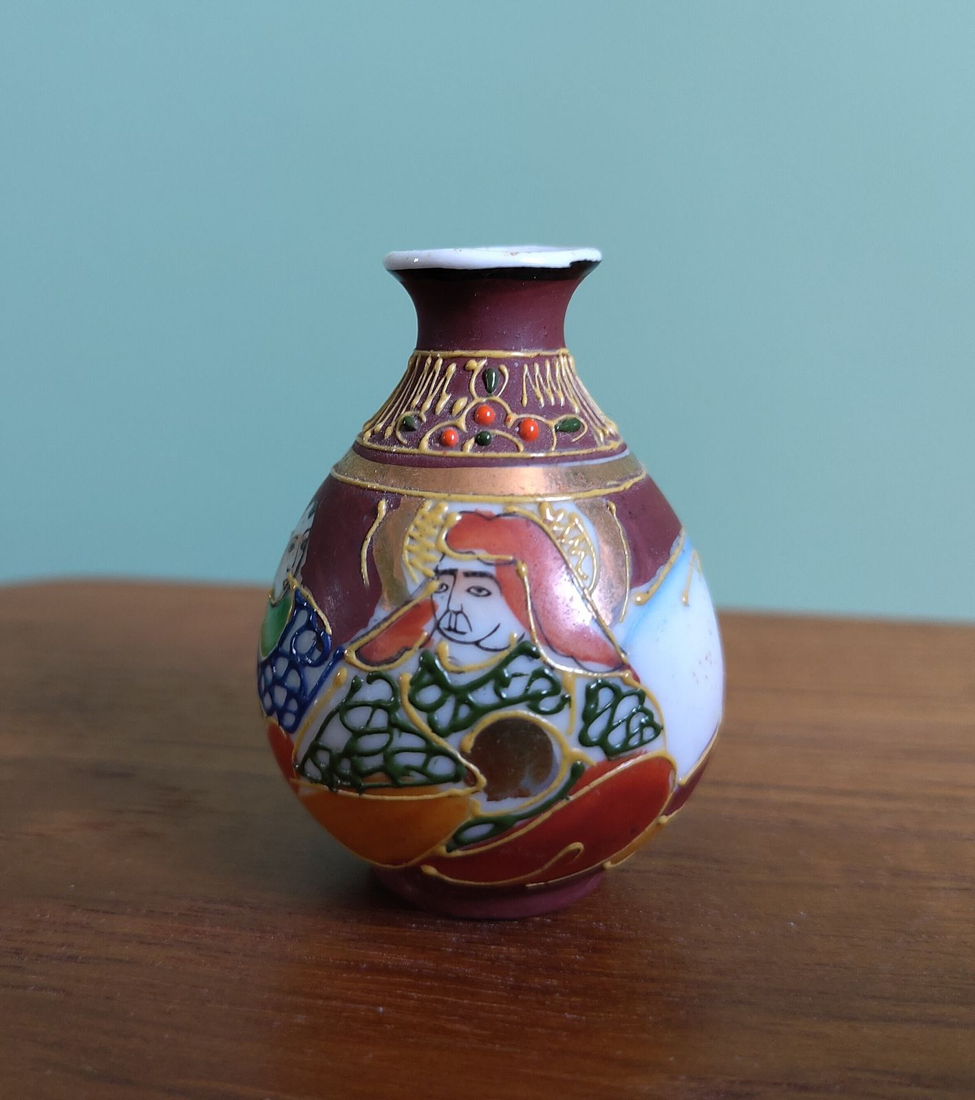 Republic‑Period Chinese Miniature Solifleur Vase (C. 1920s–1940s)  Finely Painted Figures • Bright Gold Detailing • Distinctive Studio Mark photo vinterior