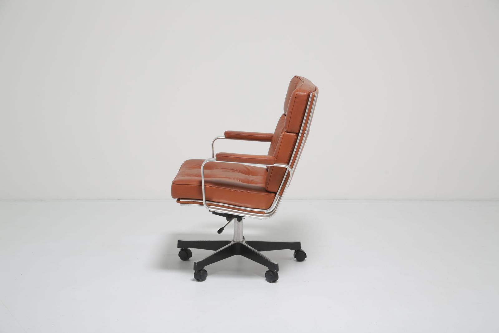 1650.0 Karl Erik Ekselius Executive Swivel Office Chair: Model ‘Mondo’ In Cognac Tan Leather For Joc, Sweden, 1960s photo