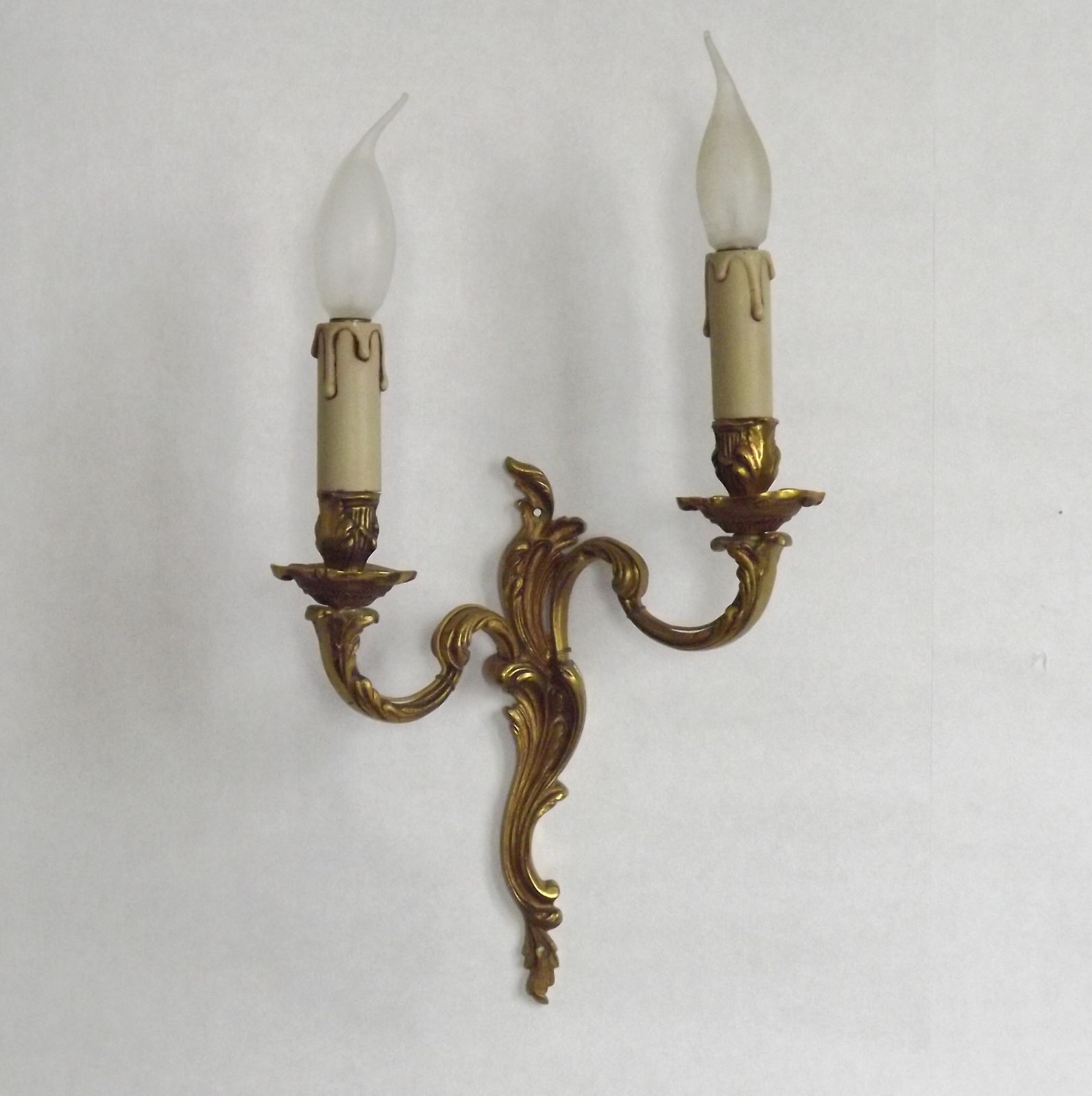 photo vintage Elegant Vintage French Bronze Double Wall Sconces With Acanthus Leaf Detail
