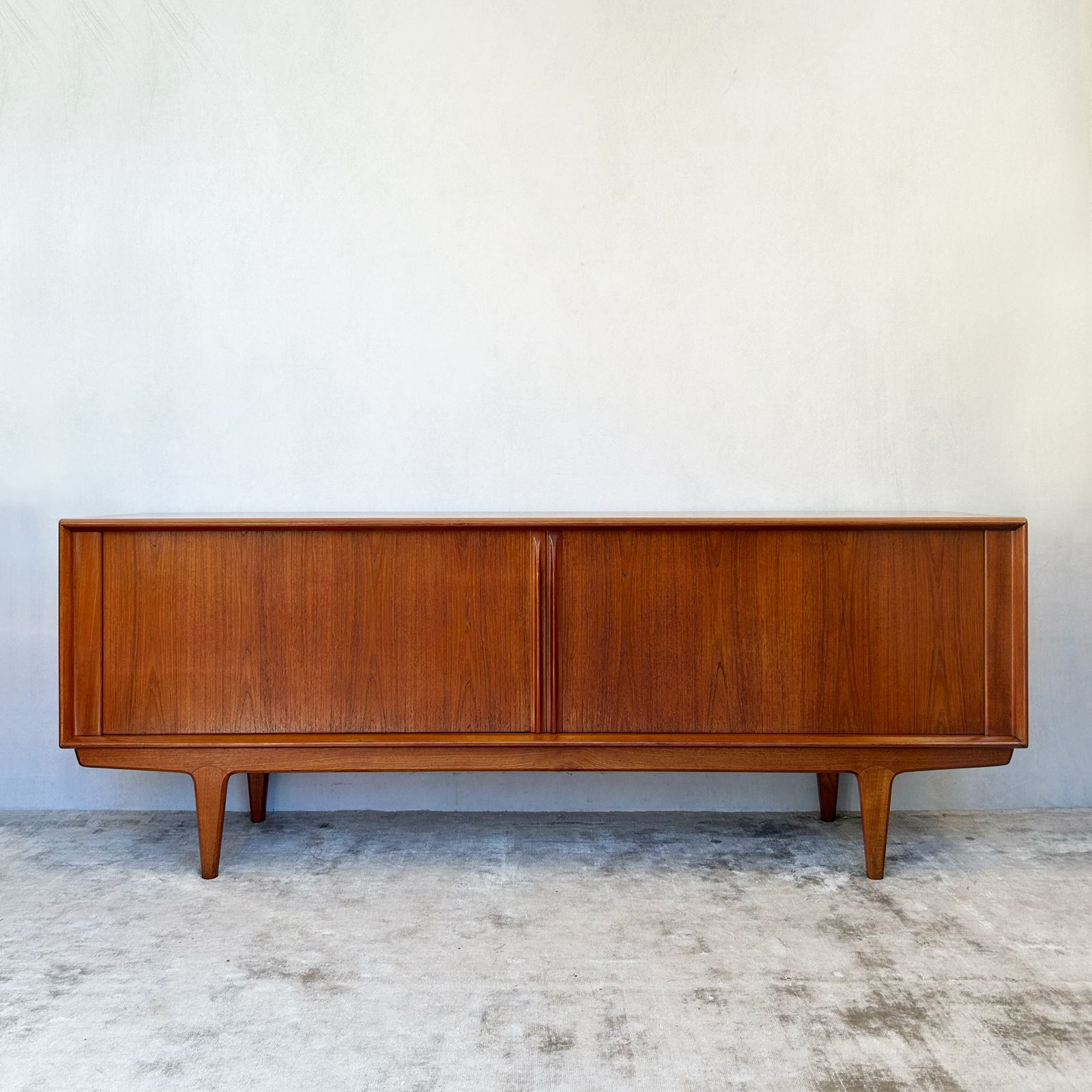 photo vinterior Isabel Bernhard For Pedersen & Søn Model 156 Teak Sideboard