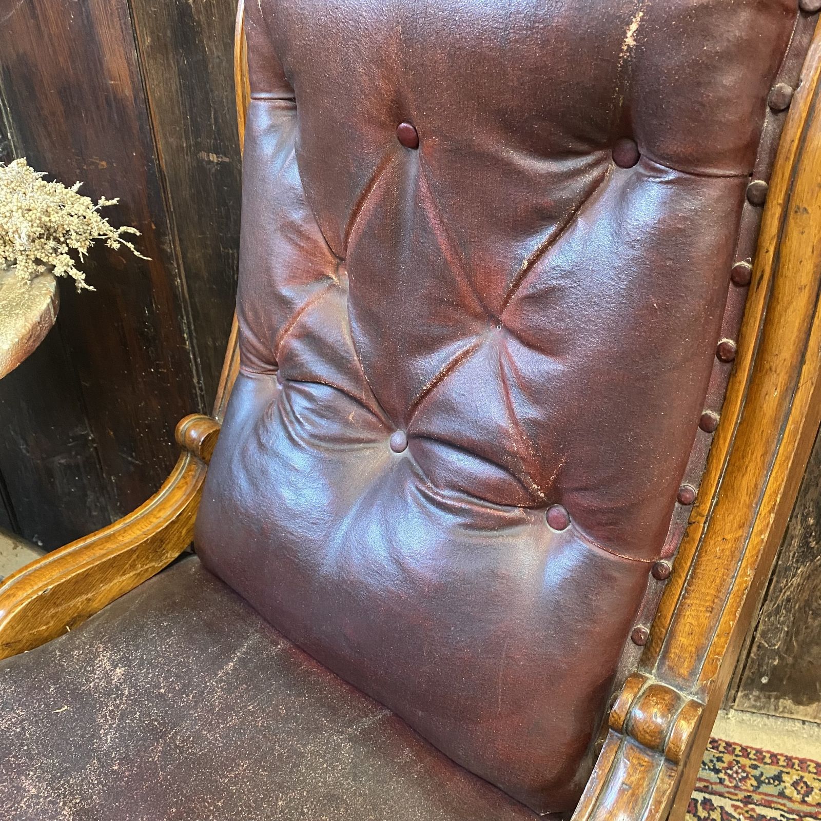 photo vinterior Antique Victorian Faux Leather Horseshair Fireside Reading C & C Castors Chair