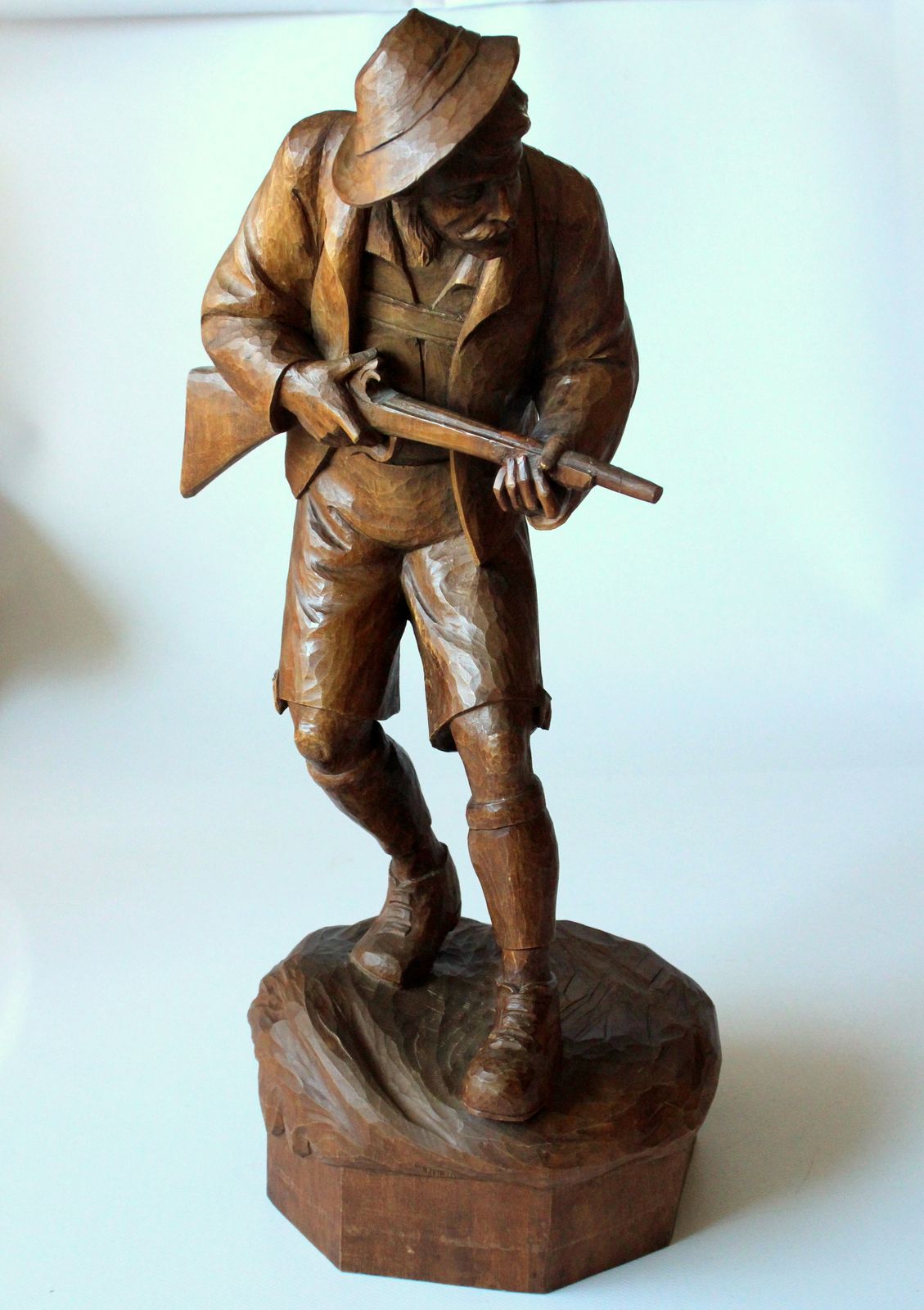 1930s   Antique Handcarved Wooden Sculpture Of A Hunter photo vinterior
