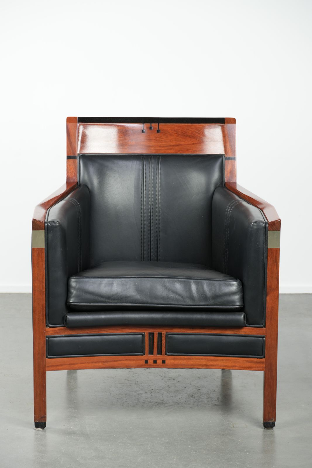 Zwarte Leren En Houten Design Art Deco Fauteuil Van Schuitema Uit De Decoforma Serie photo furniture