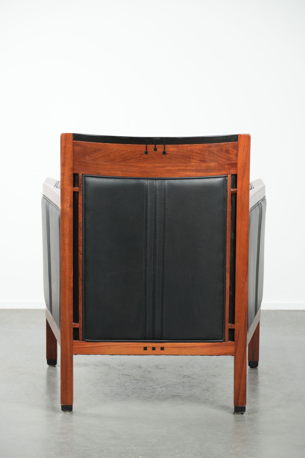 Zwarte Leren En Houten Design Art Deco Fauteuil Van Schuitema Uit De Decoforma Serie photo Meubels