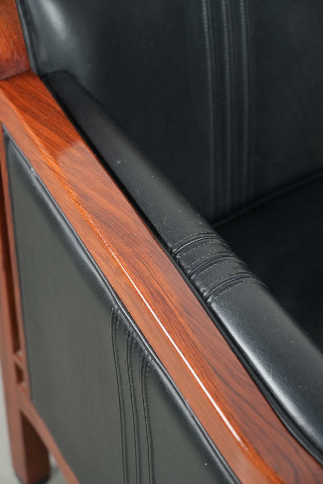 photo furniture Zwarte Leren En Houten Design Art Deco Fauteuil Van Schuitema Uit De Decoforma Serie