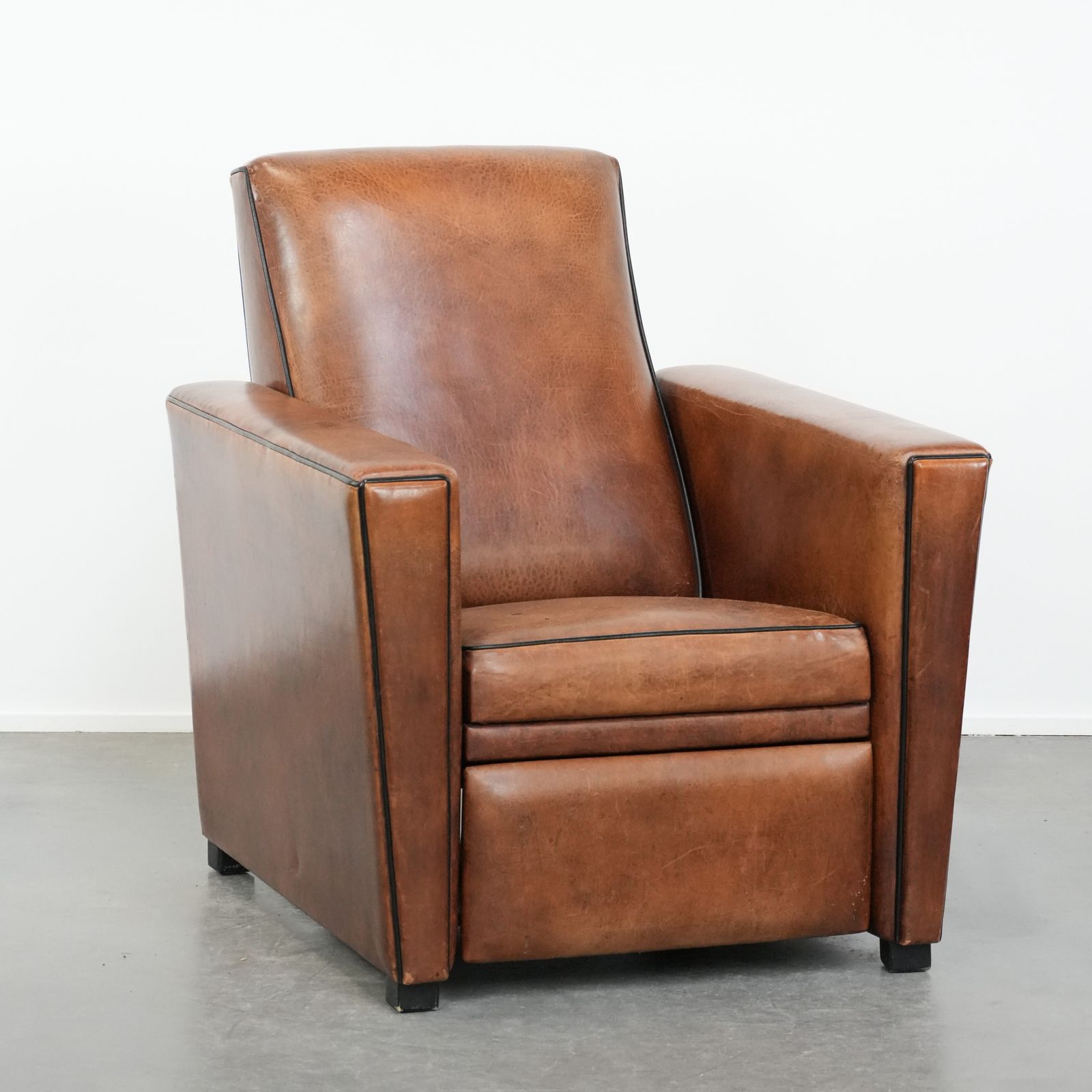 Comfortabele en verstelbare fauteuil in schapenleer met strak design, mooie kleuren en een mooie patina