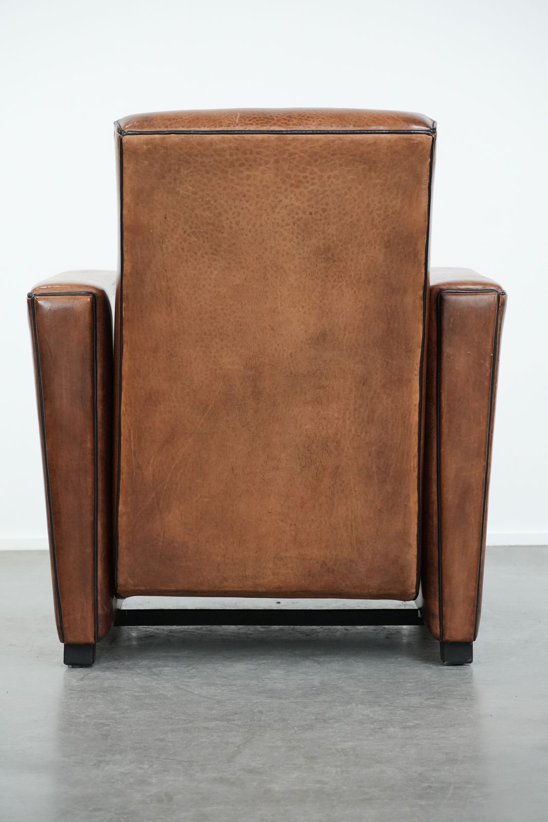 Comfortabele En Verstelbare Fauteuil In Schapenleer Met Strak Design, Mooie Kleuren En Een Mooie Patina photo vinterior