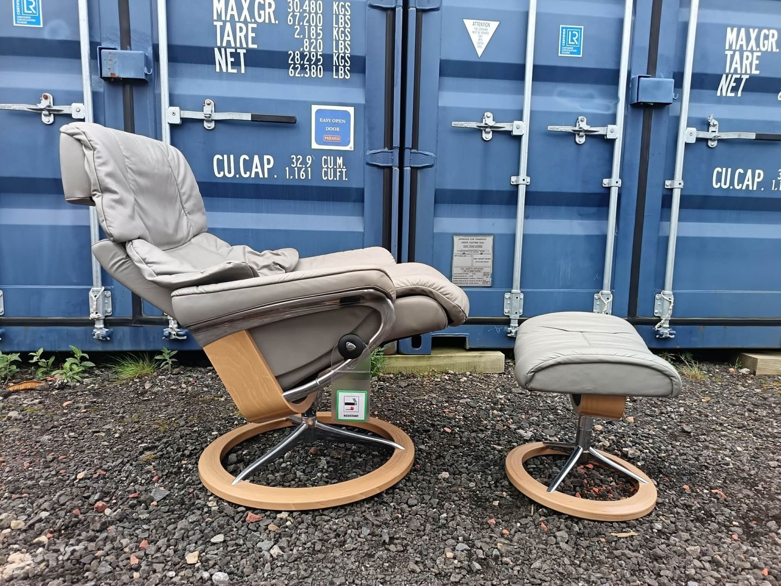 photo furniture Erkones Stressless Signature Medium Reno Chair And Footstool.
