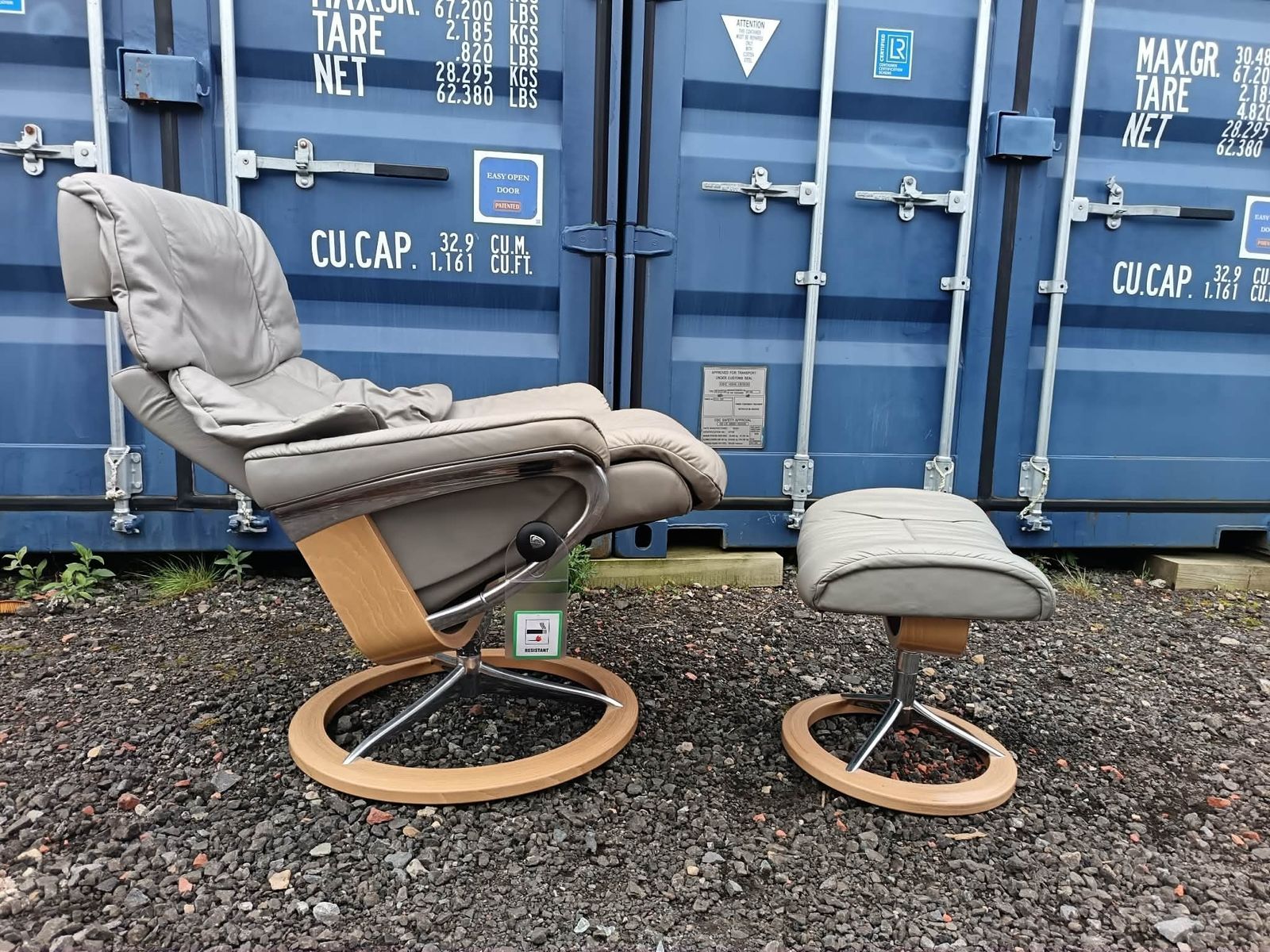 photo vinterior Erkones Stressless Signature Medium Reno Chair And Footstool.