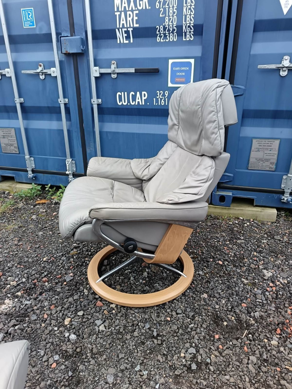 photo vintage Erkones Stressless Signature Medium Reno Chair And Footstool.