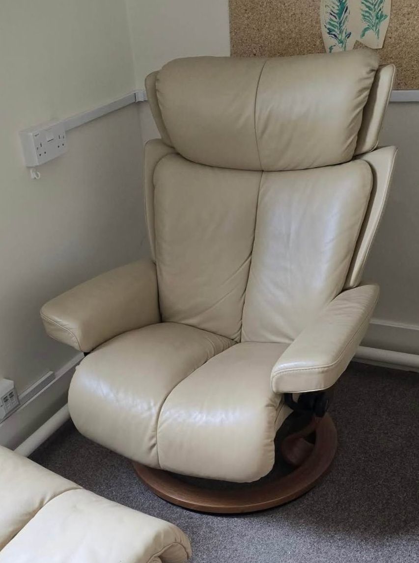 Ekornes Stressless Magic Leather Recliner Chairs & Stools. X2 Cream. photo 1450.0