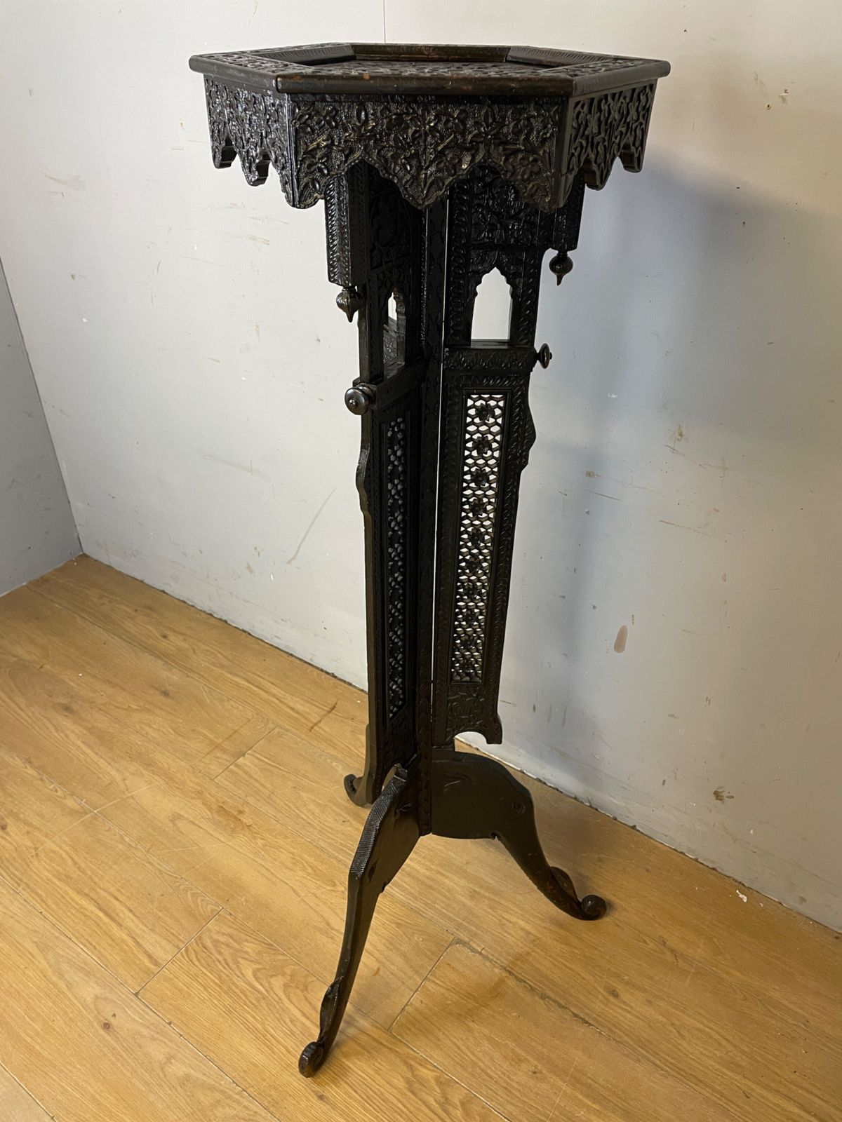 photo furniture C19th Carved Anglo Indian Hardwood Stand