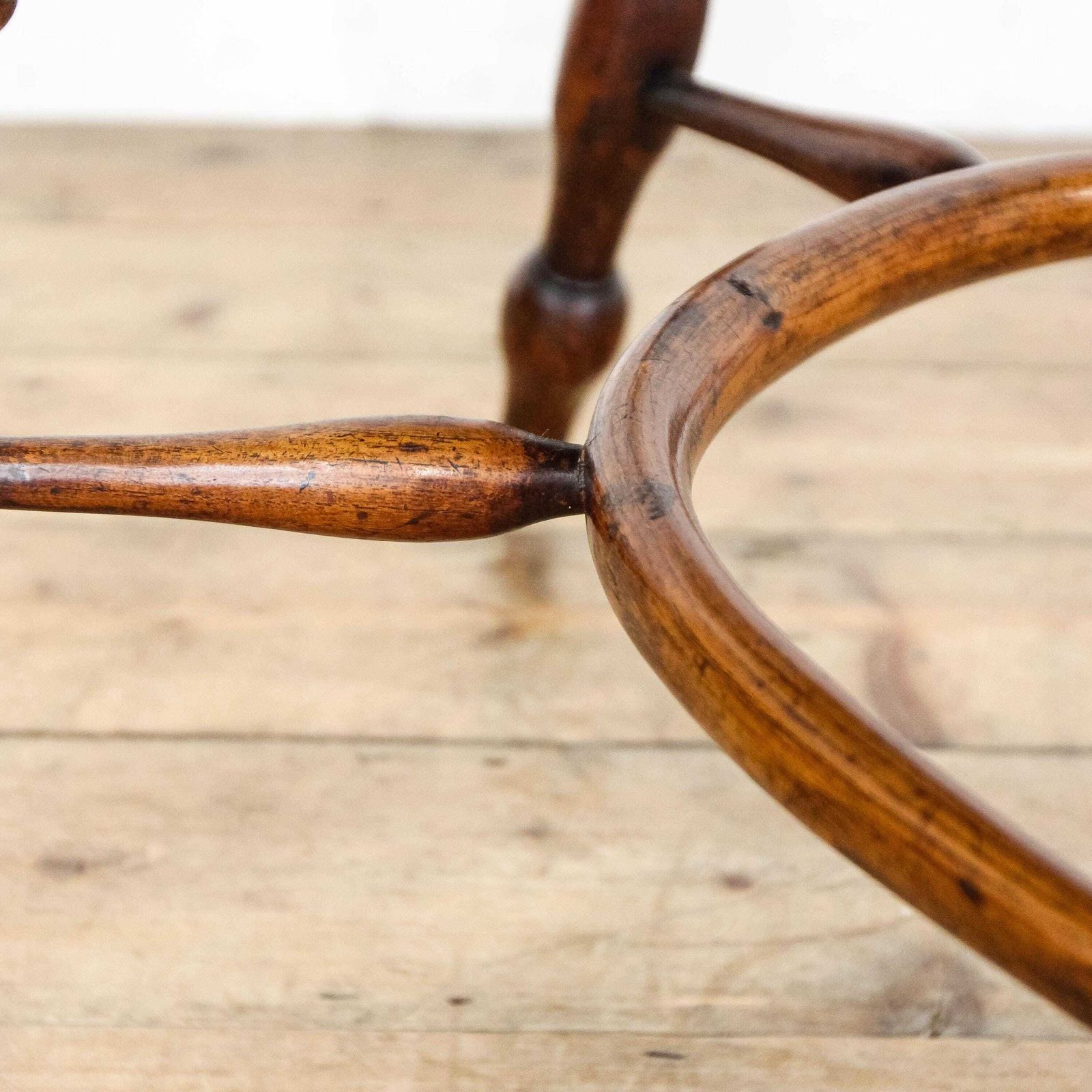photo furniture Antique Ash And Elm Windsor Armchair | Captain's Armchair | Antique Armchair | Antique Seating | Home Office (M 6784)