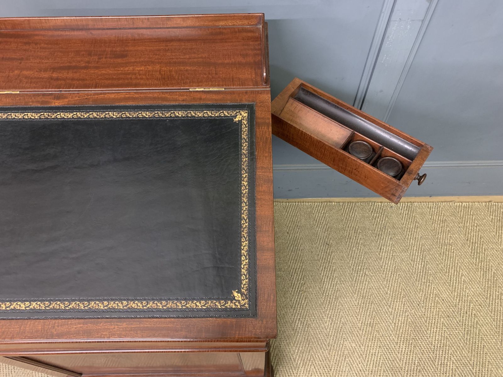 photo vintage Gillows Early Victorian Mahogany Davenport