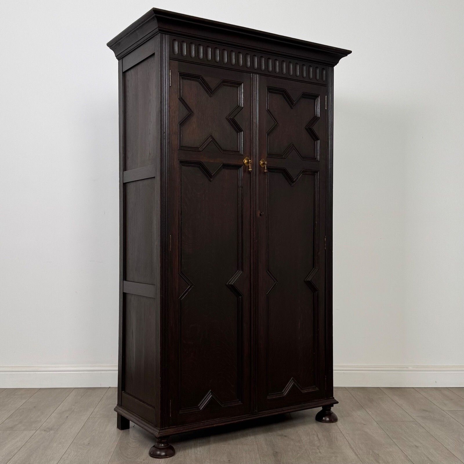 photo furniture Antique 20th Century Jacobean Style Wardrobe In Oak ( Af 5386 )