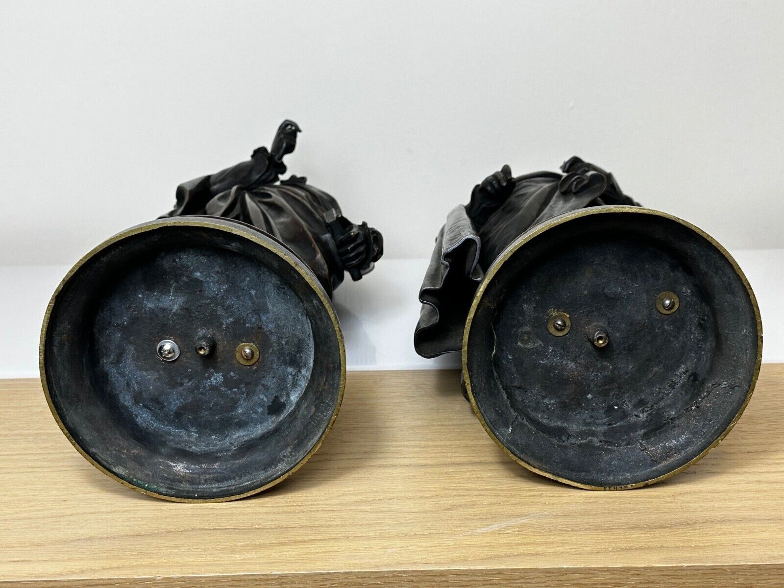 photo vintage Pair Of Victorian Bronze Sculptures – Lord Byron & Sir Walter Scott