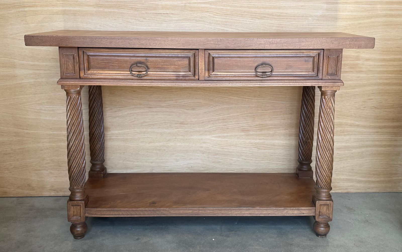Console espagnole du XXe siècle à deux tiroirs, pieds salomoniques et tablette basse photo furniture
