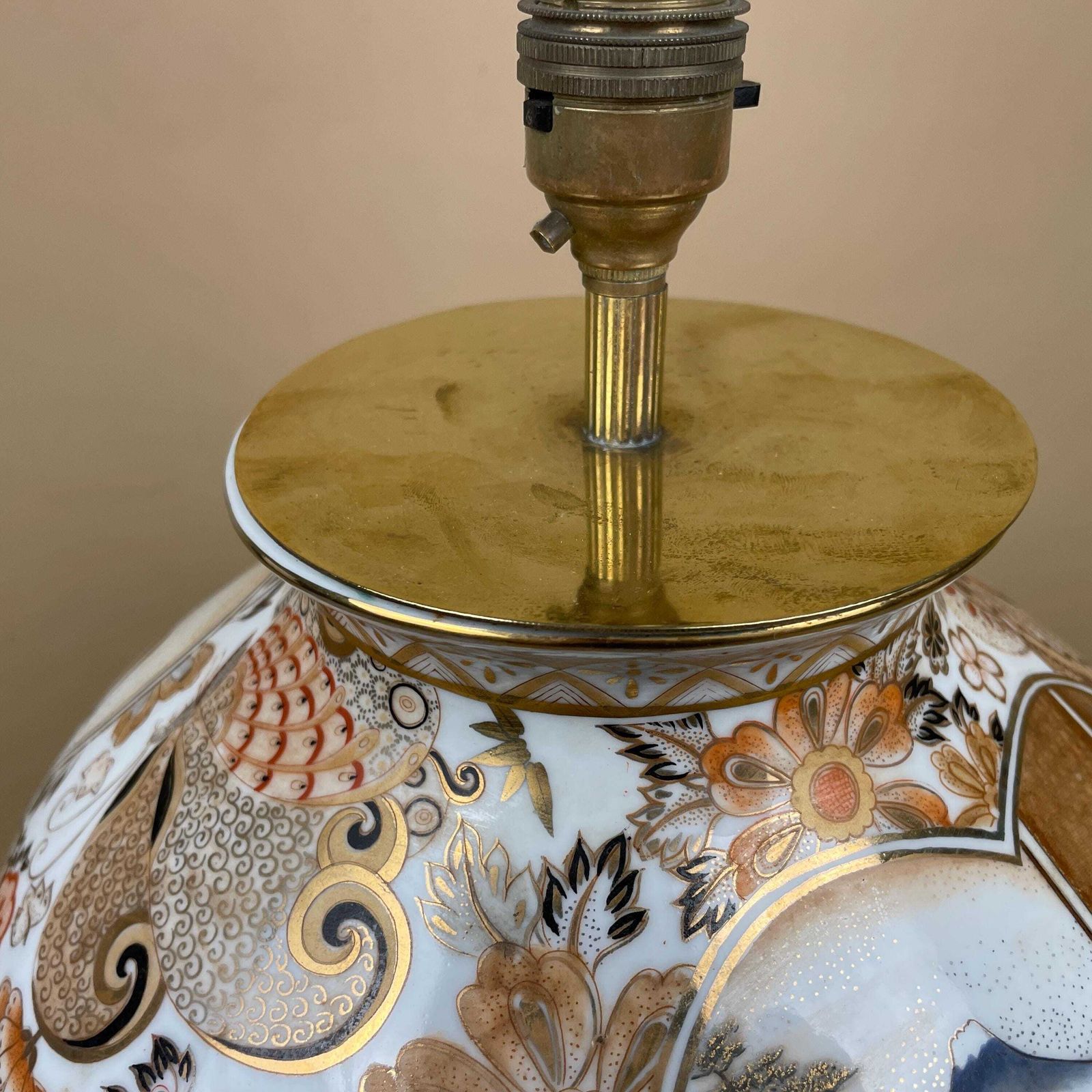 photo for sale Oriental Ceramic Lamp Light Bedside Table Hand Painted Design Pattern Wood Base Japanese Vase Antique Brass Vintage Ginger Jar White Japan