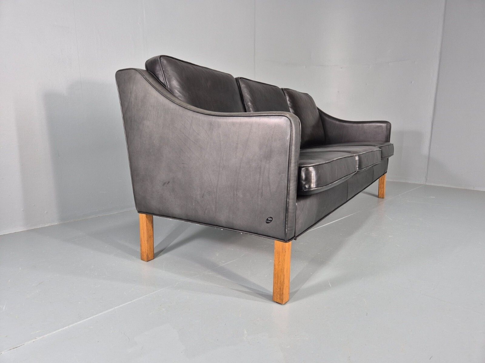 photo vintage Vintage 3 Seat Sofa Black Leather Danish Hurup Mid Century Retro