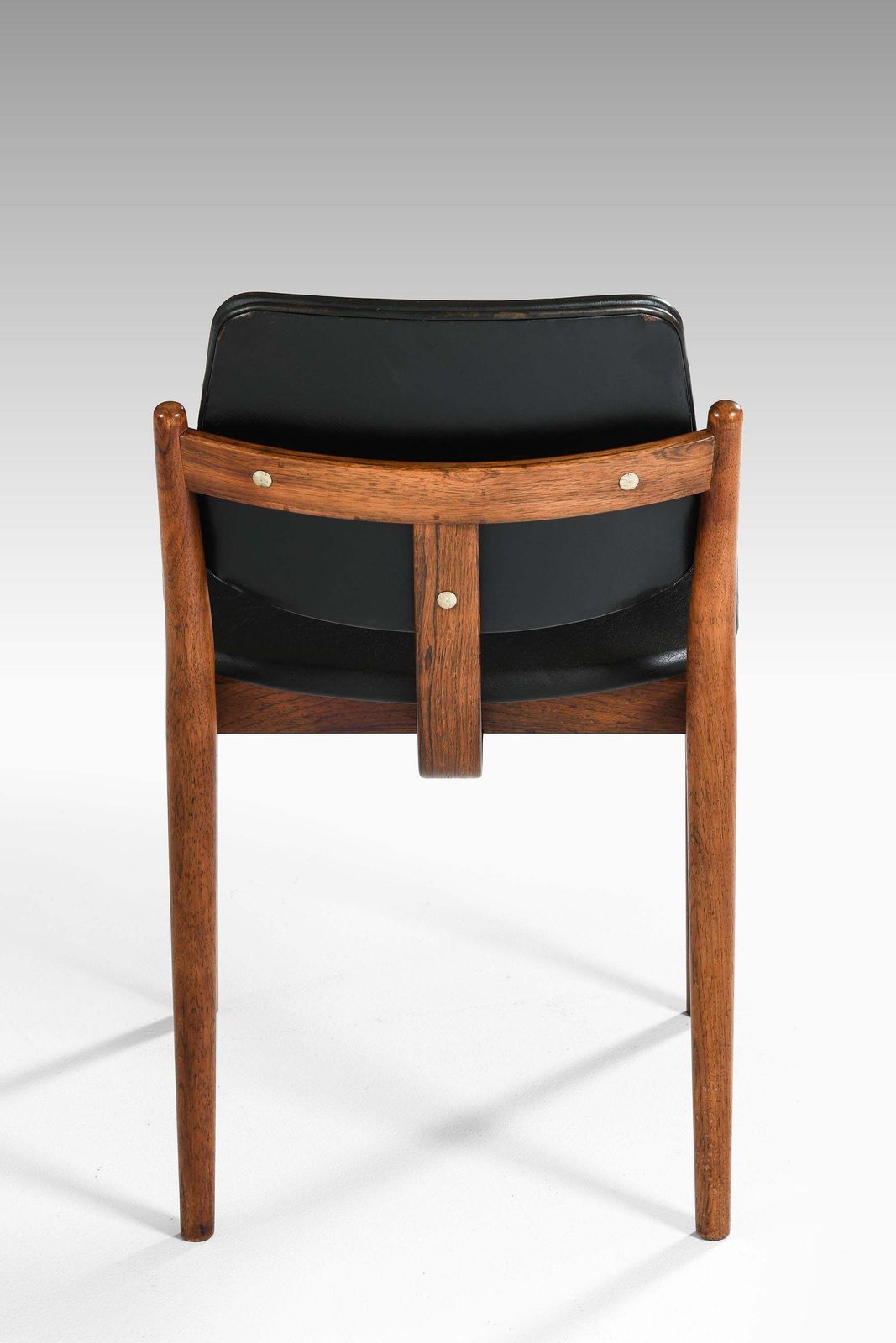 photo furniture Rare Set Of 6 Dining Chairs In Leather And Rosewood By Arne Vodder, 1960s