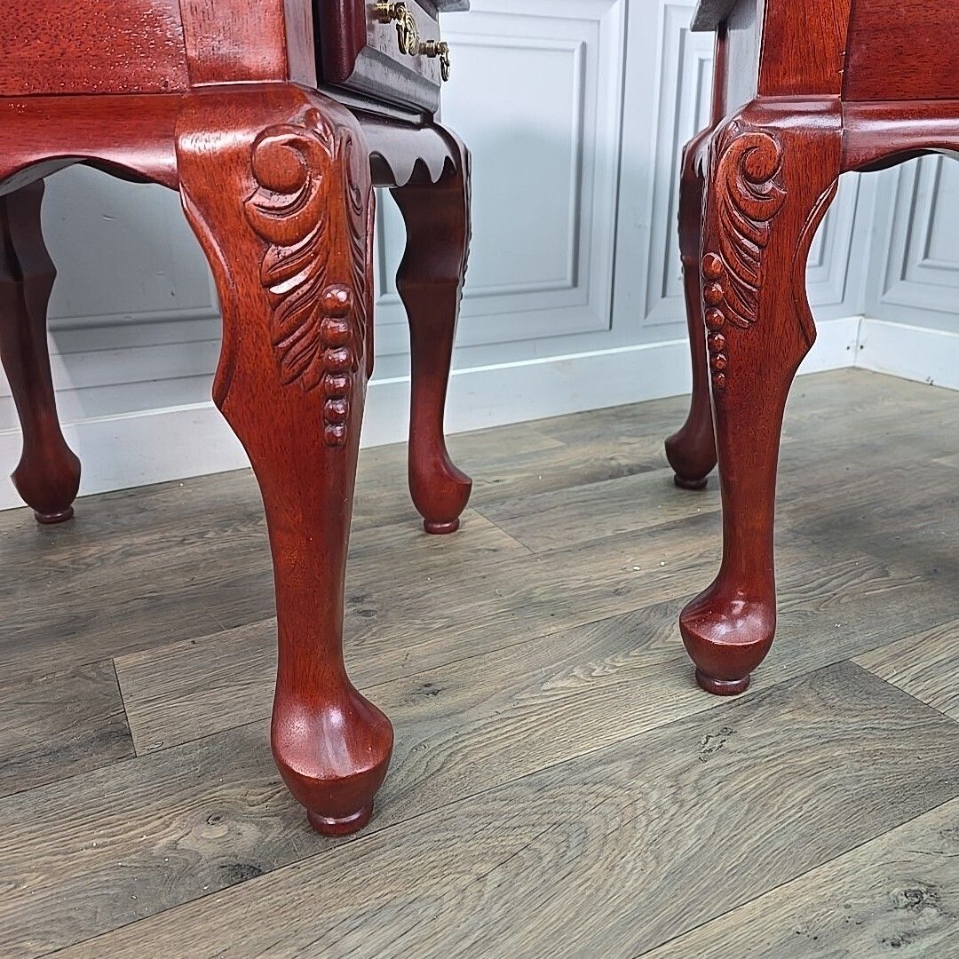 photo vintage Antique Pair 2 Solid Wood Bedside End Lamp Tables Drawers Queen Anne   Mahogany