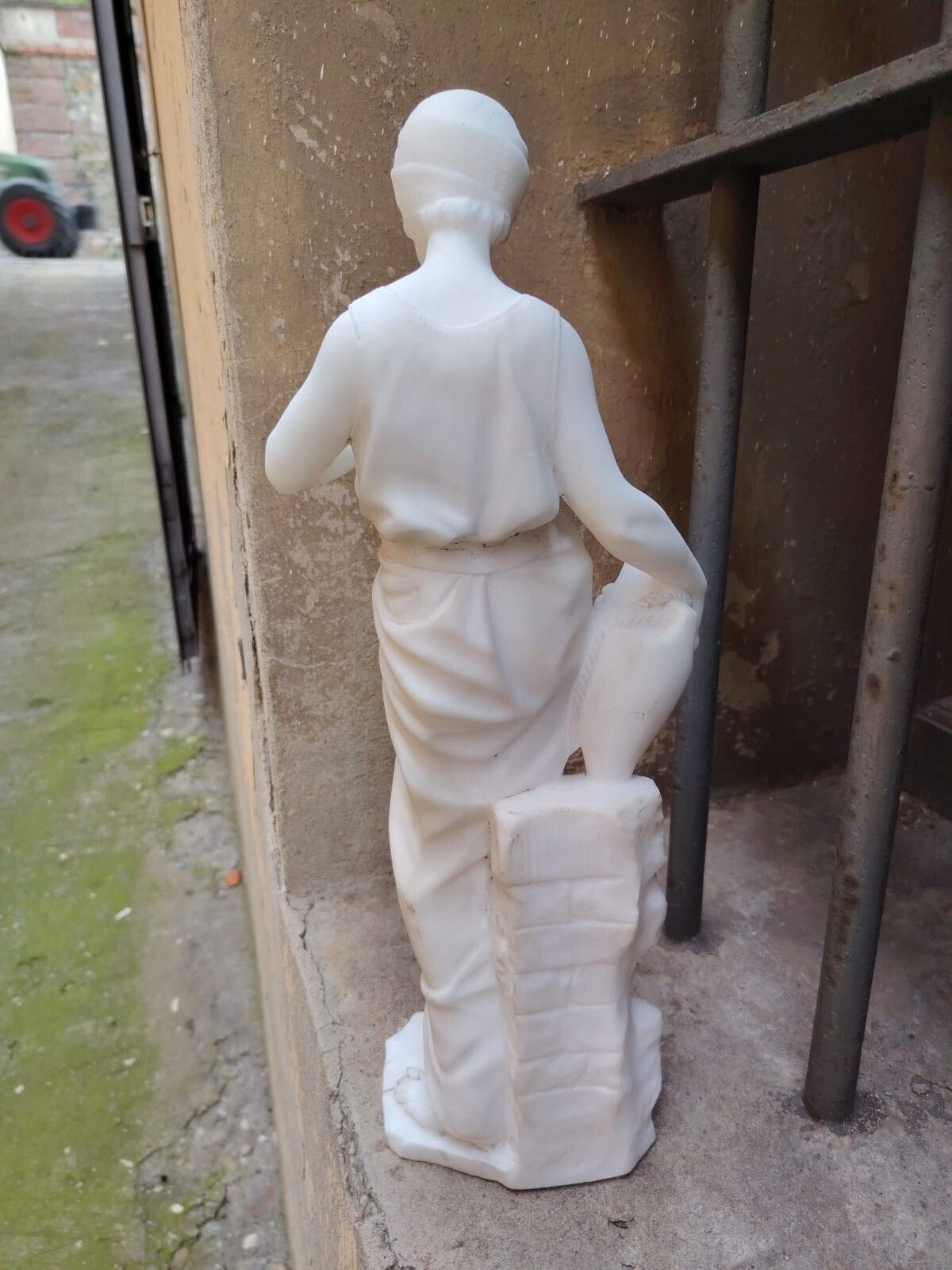 Sculpture First Half Of The 20th Century Alabaster Young Water Carrier At The Well photo buy