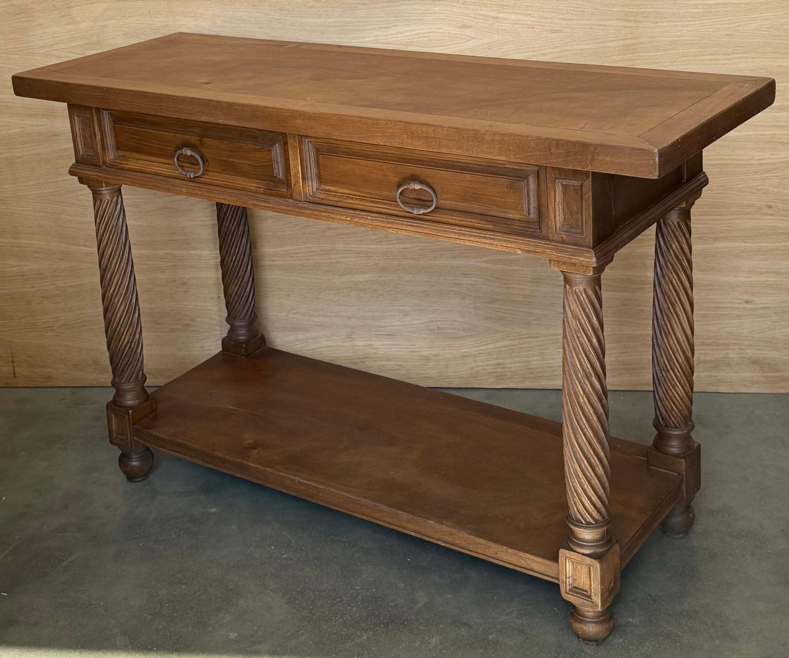 Console espagnole du XXe siècle à deux tiroirs, pieds salomoniques et tablette basse photo 3932.0